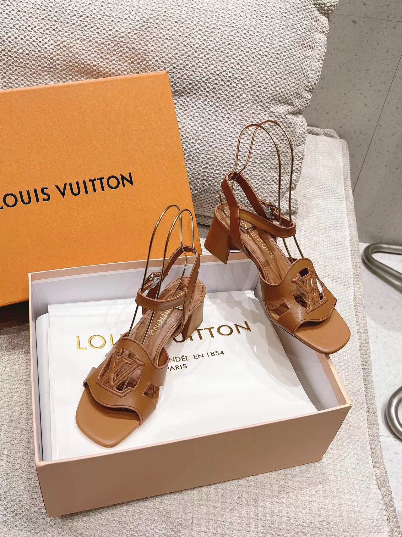 LV高品質中空サンダル【50%割引+送料無料】