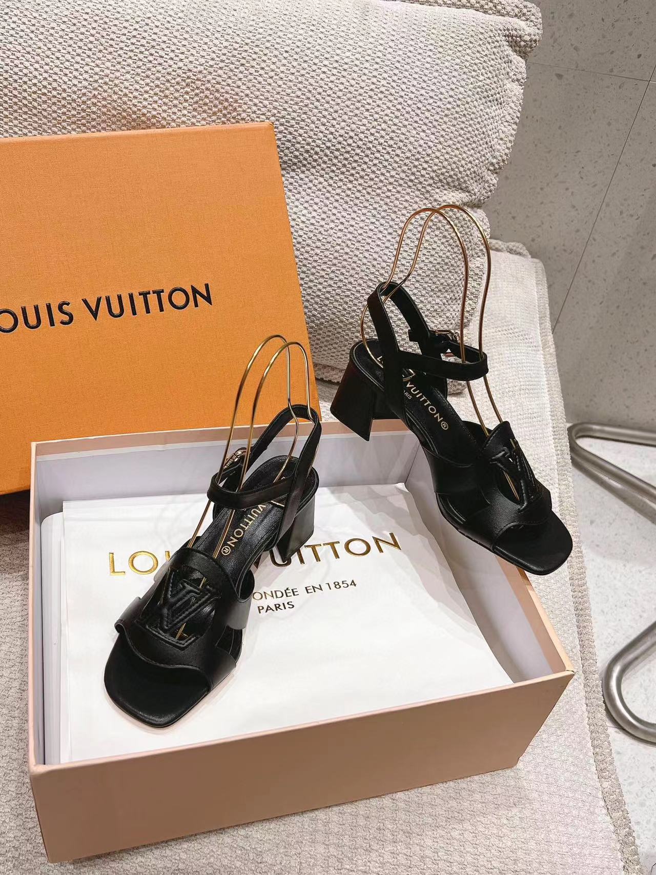 LV高品質中空サンダル【50%割引+送料無料】