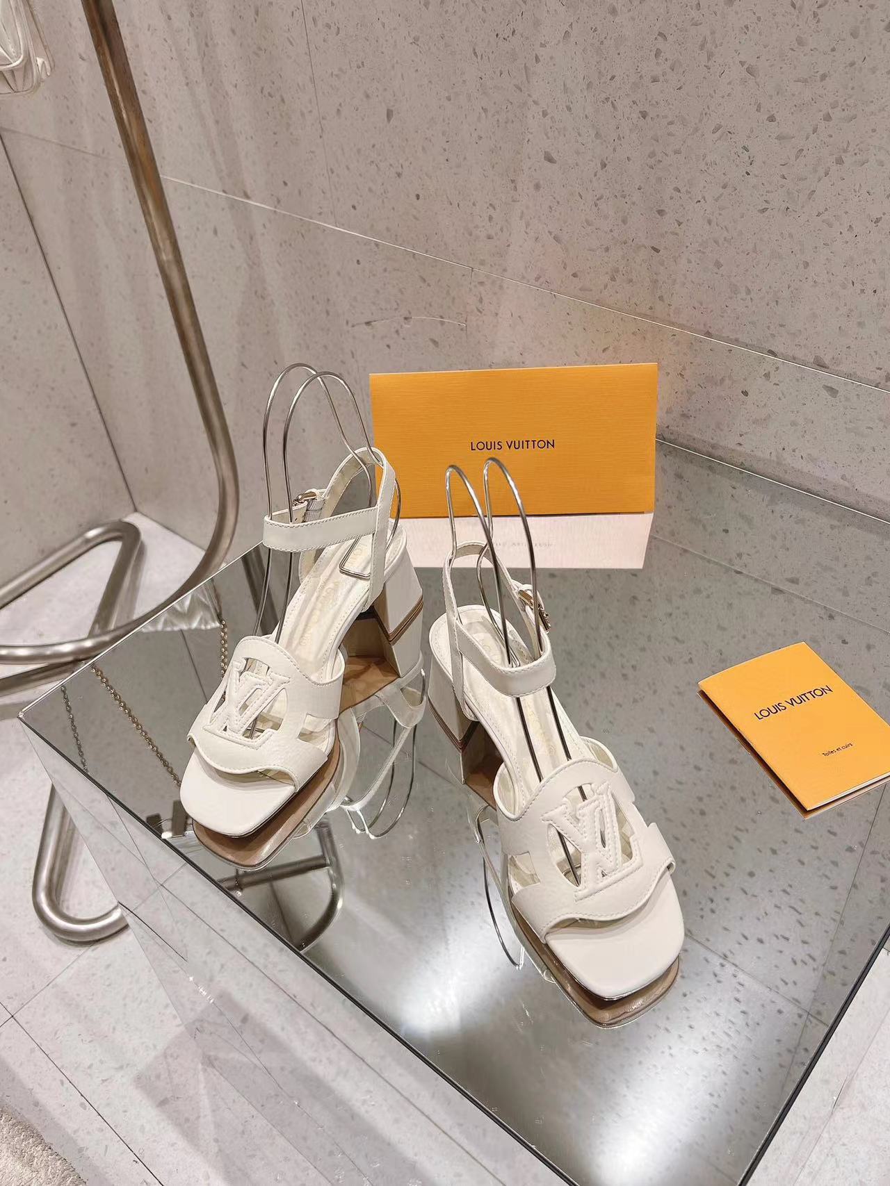 LV高品質中空サンダル【50%割引+送料無料】