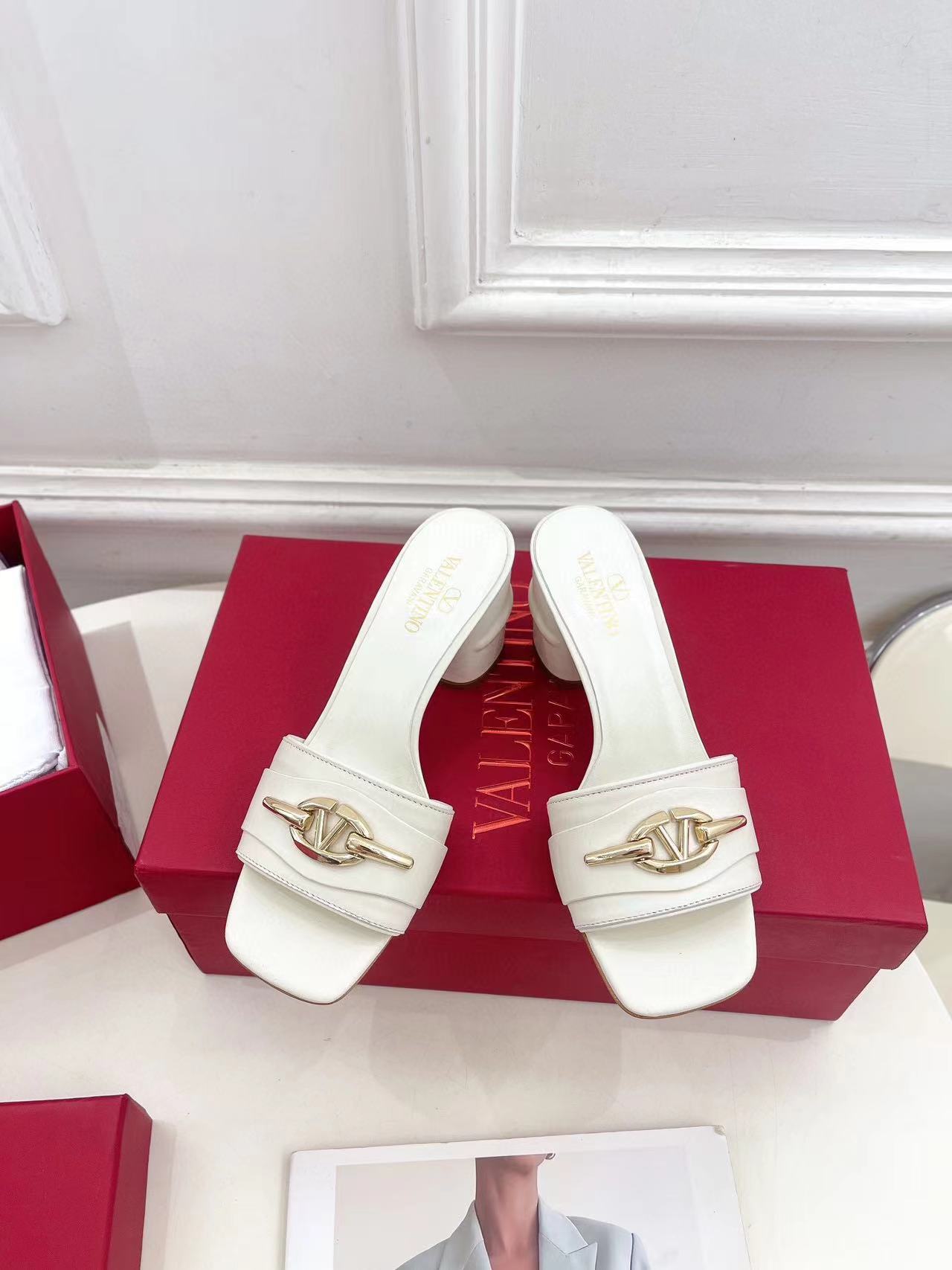 VALENT1NO 高品質牛革ハイヒール【50%割引+送料無料】