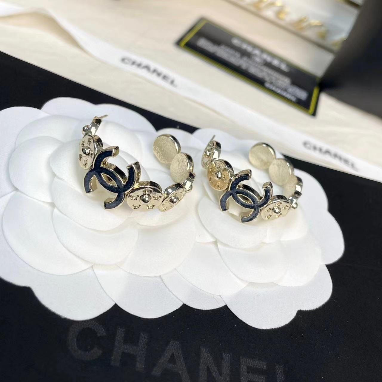 CHANE1 デニムブルー ダブルC フープピアス【50％割引+送料無料】