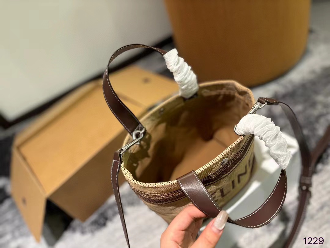 CEL1NE ストロートートバッグ【50％割引+送料無料】