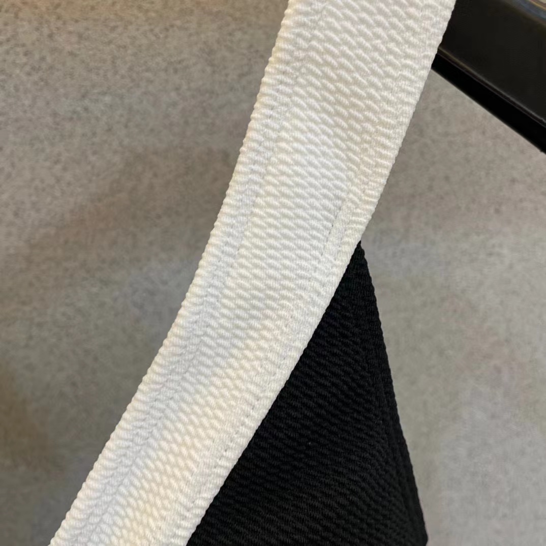 CHANE1 白黒Vネックワンピース水着【50%割引+送料無料】