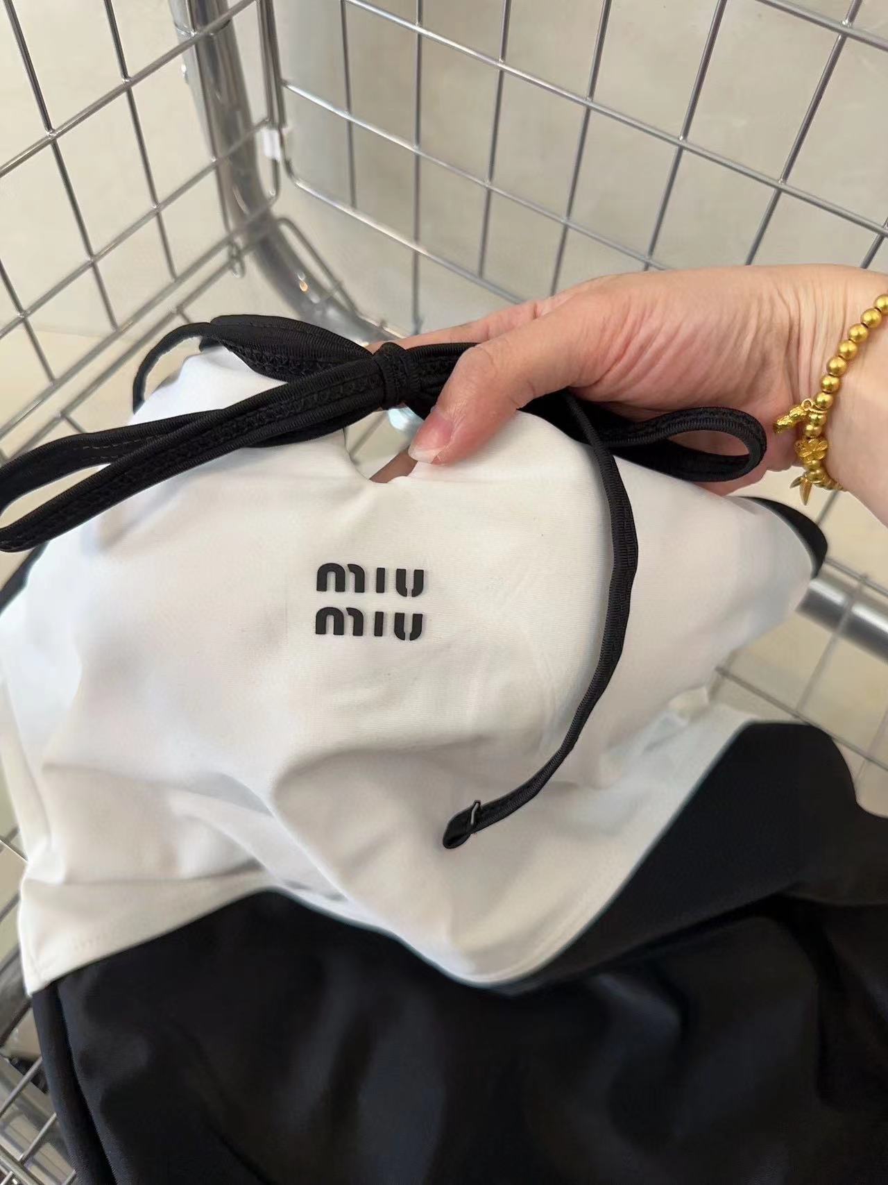 M1UM1U レースアップ白黒カラーブロックワンピース水着【50%割引+送料無料】