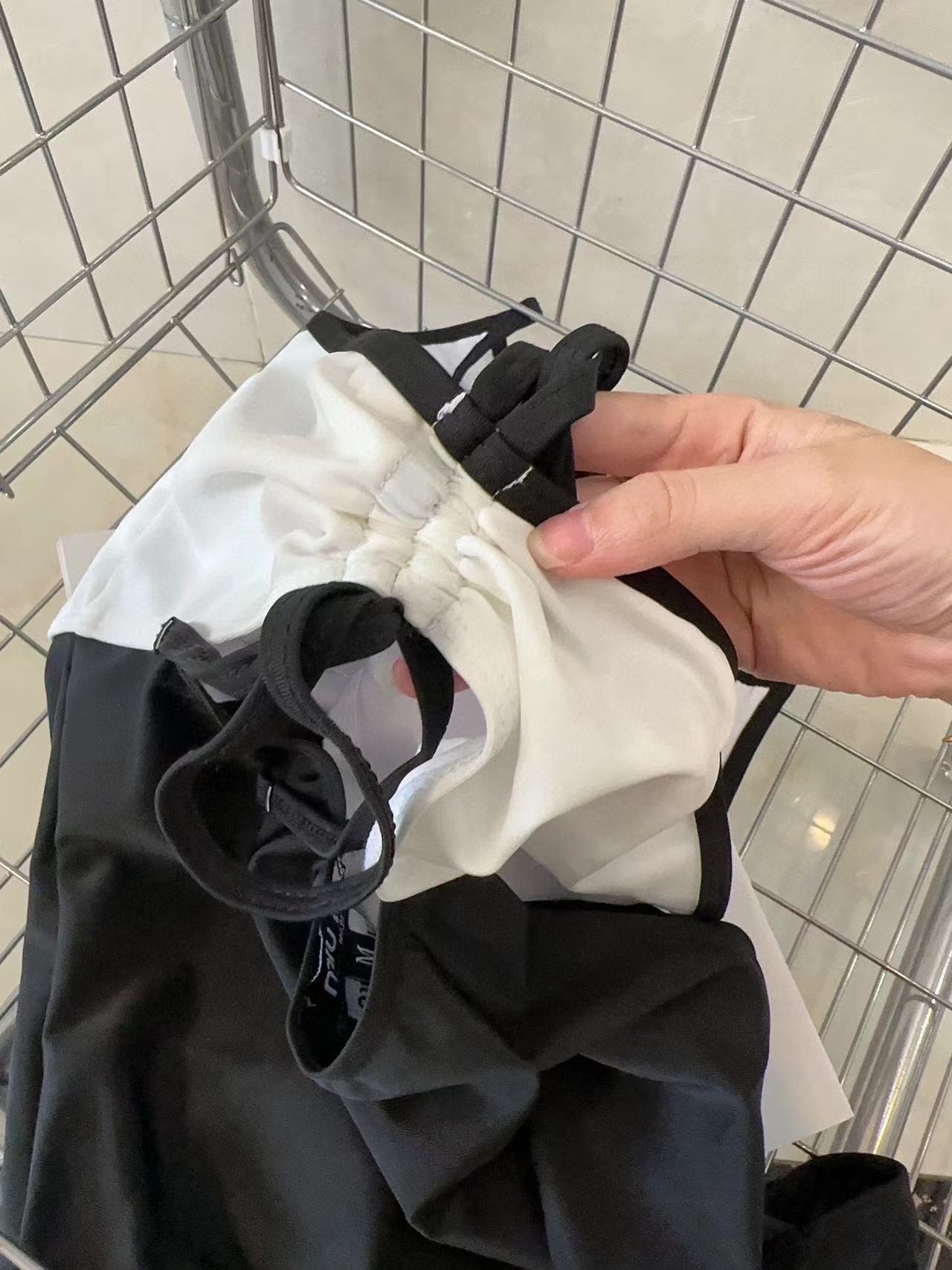 M1UM1U レースアップ白黒カラーブロックワンピース水着【50%割引+送料無料】