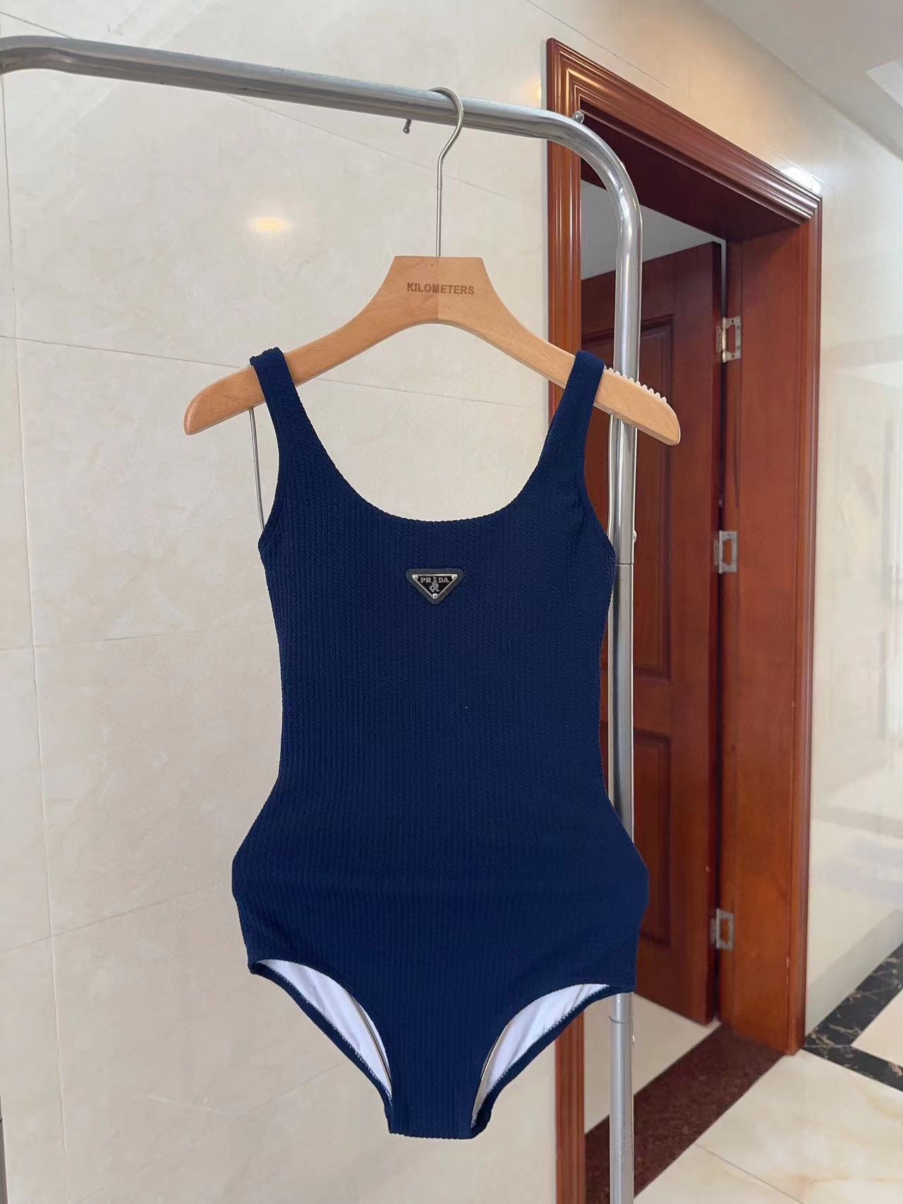 PR4DA 三角ロゴワンピース水着【50％割引+送料無料】