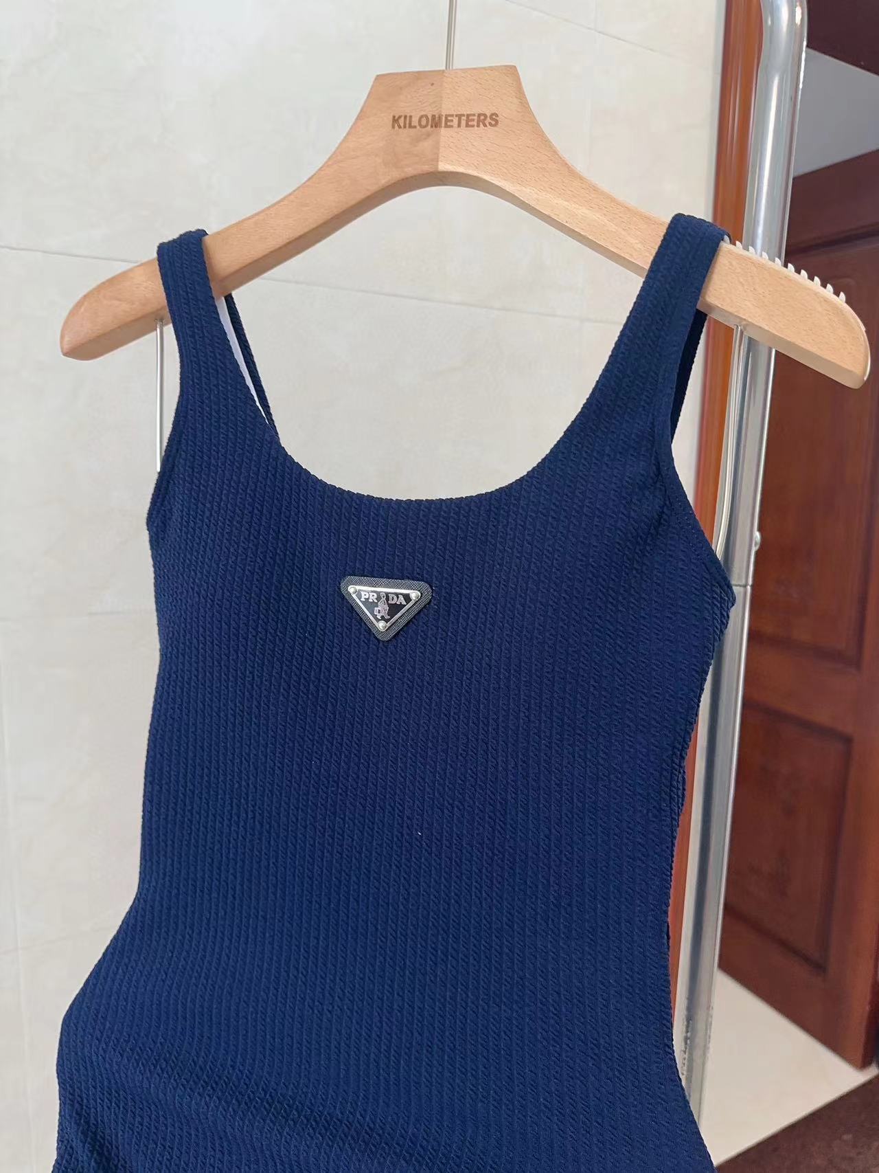 PR4DA 三角ロゴワンピース水着【50％割引+送料無料】