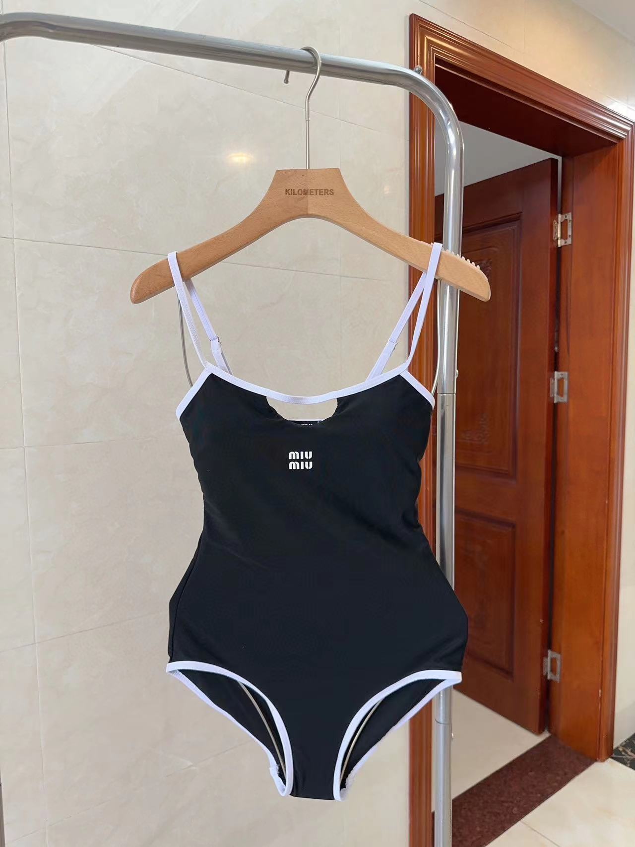 MIUM1U シンプルレタードワンピース水着【50％割引+送料無料】