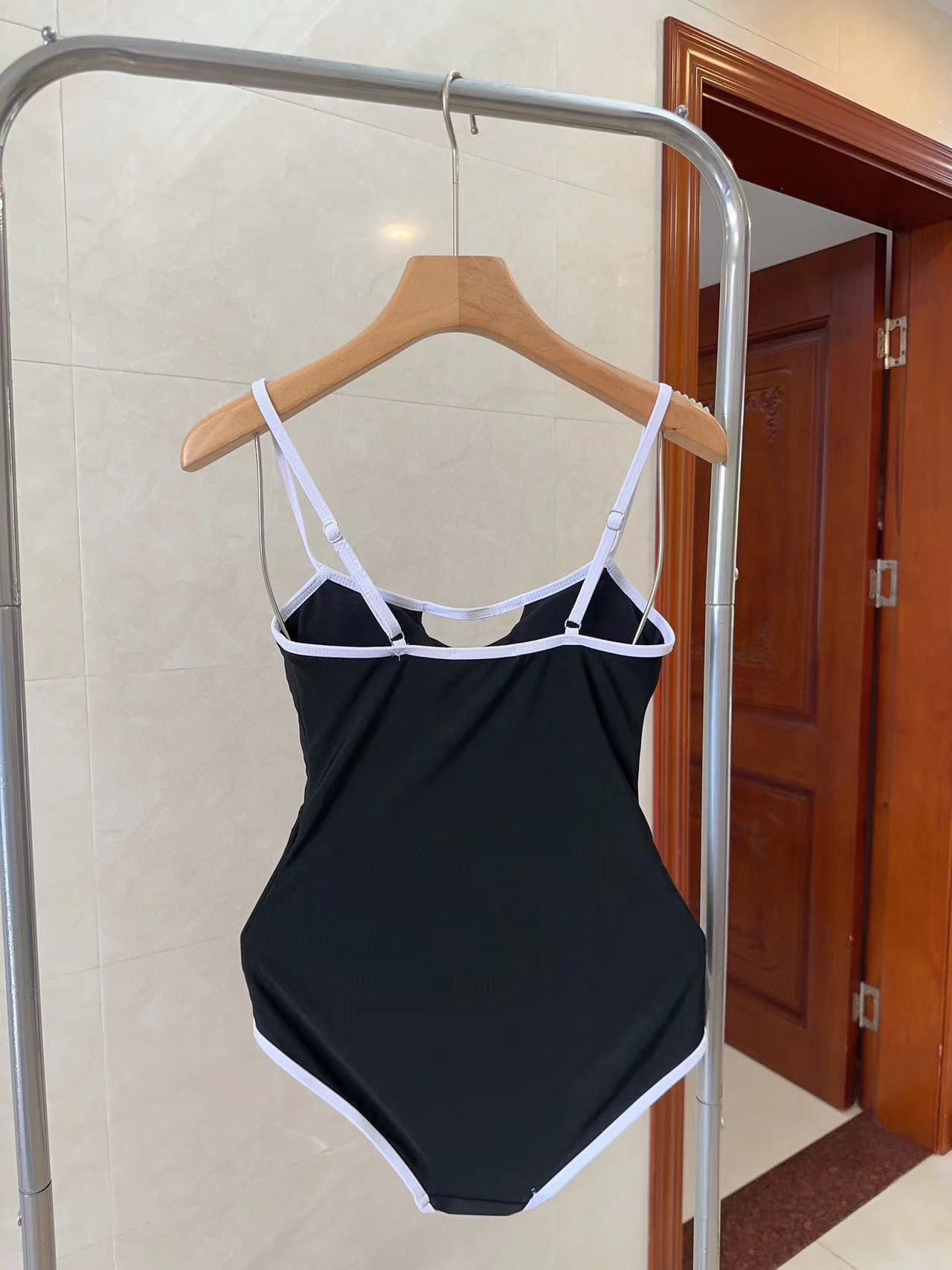 MIUM1U シンプルレタードワンピース水着【50％割引+送料無料】