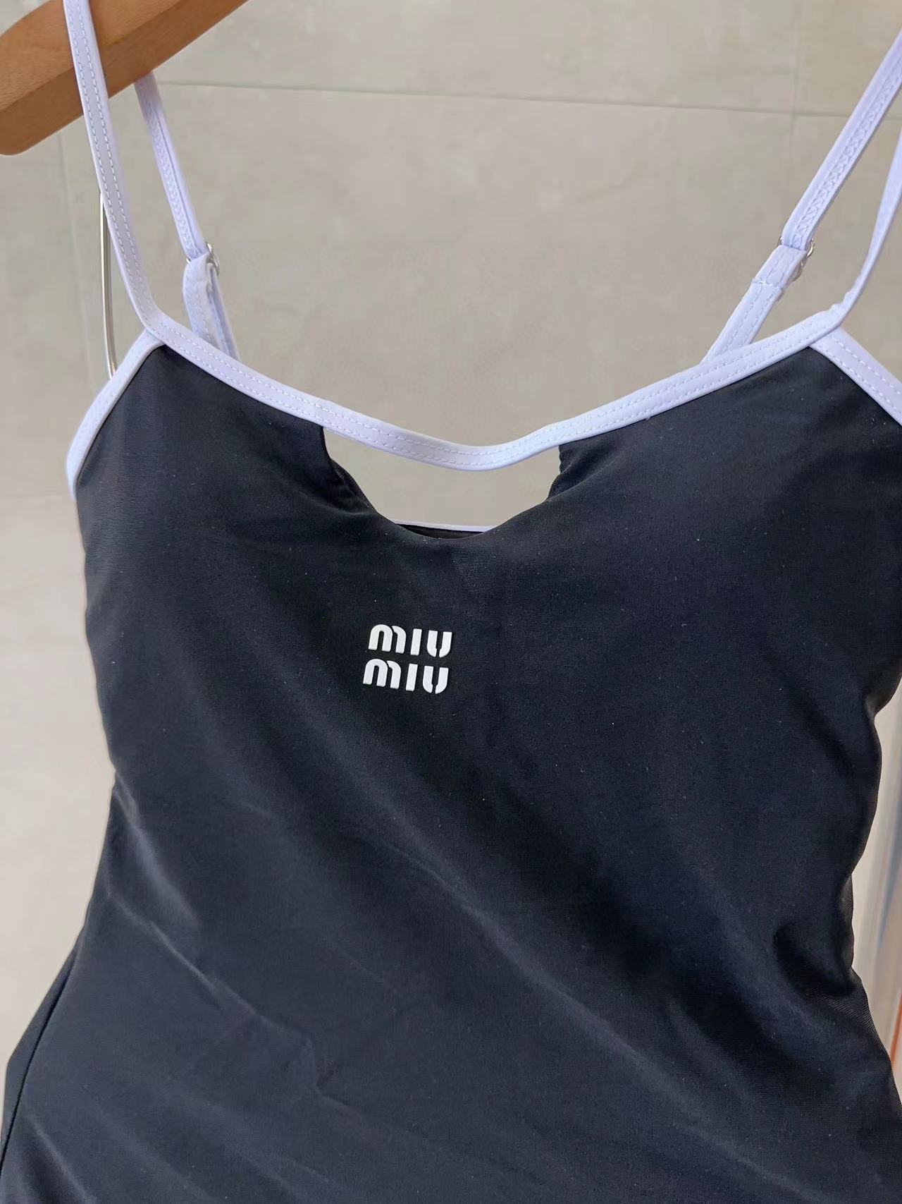 MIUM1U シンプルレタードワンピース水着【50％割引+送料無料】