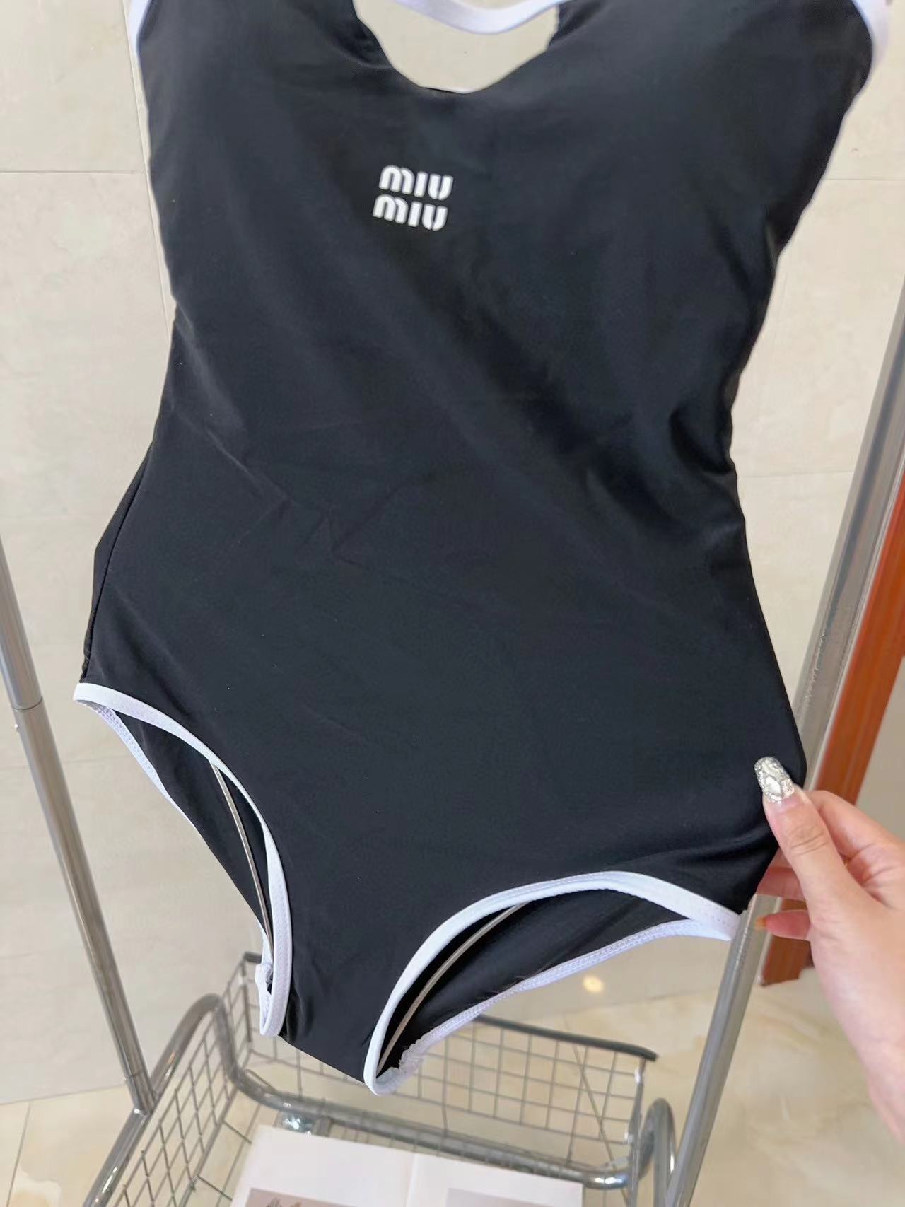 MIUM1U シンプルレタードワンピース水着【50％割引+送料無料】