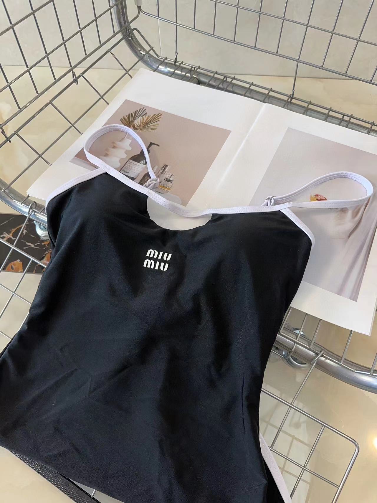 MIUM1U シンプルレタードワンピース水着【50％割引+送料無料】