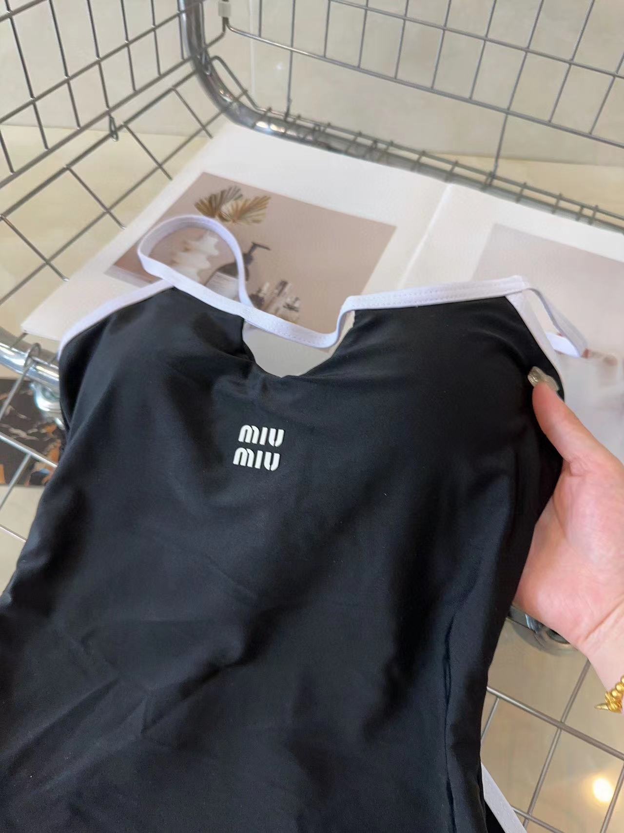 MIUM1U シンプルレタードワンピース水着【50％割引+送料無料】