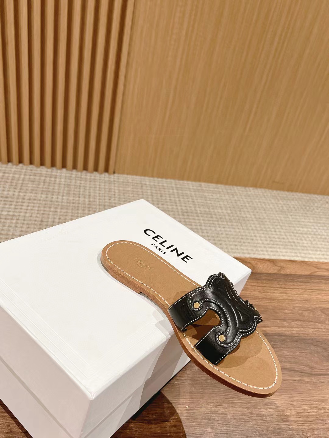 CEL1NE 高品質の凱旋門シープスキン スリッパ【50％割引+送料無料】