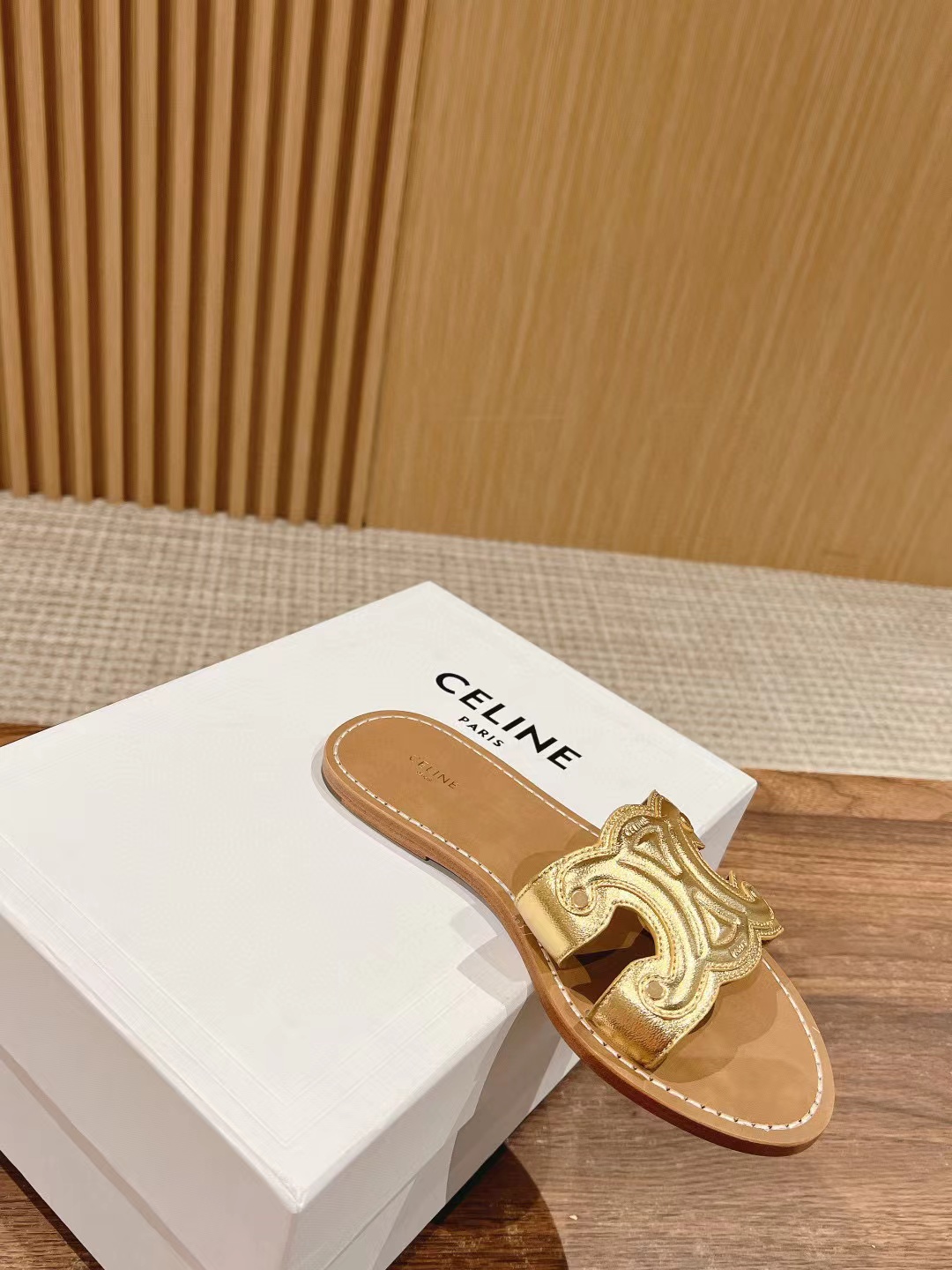 CEL1NE 高品質の凱旋門シープスキン スリッパ【50％割引+送料無料】