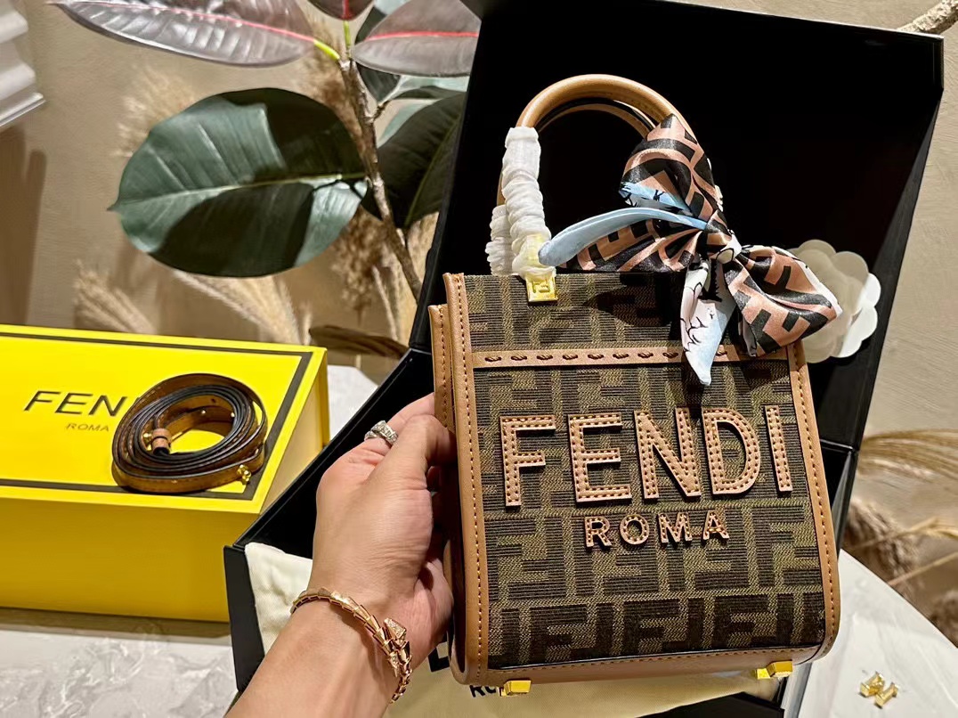 FEND1 FF 老眼ハンドバッグ【50%割引+送料無料】