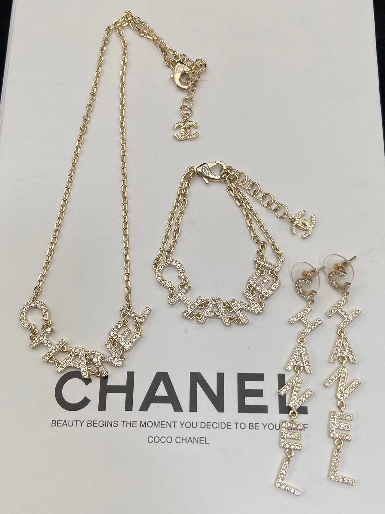 CHANE1 ダイヤモンドレタースタッドピアス+ブレスレット+ネックレスの3点セット【50%割引+送料無料】