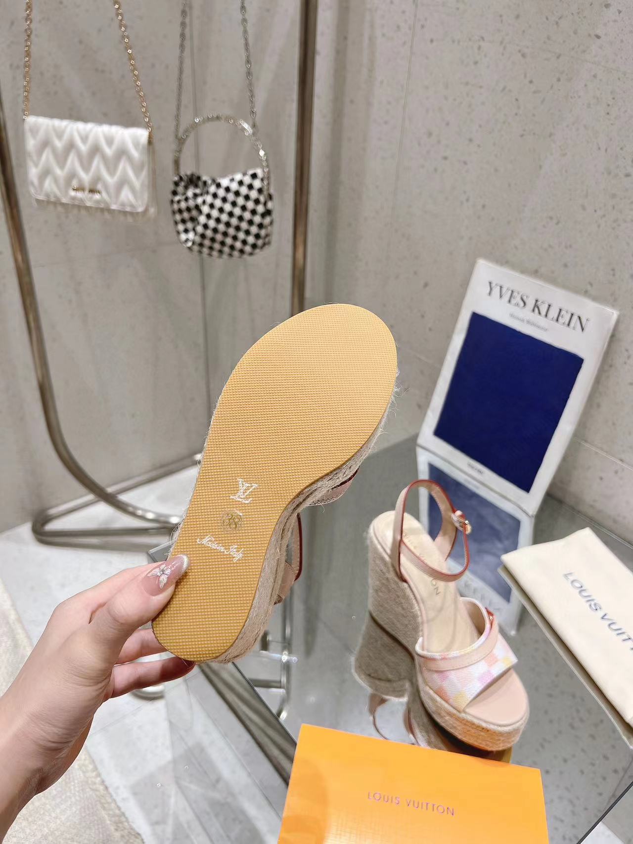 LV高品質ウェッジストローサンダル【50%割引+送料無料】