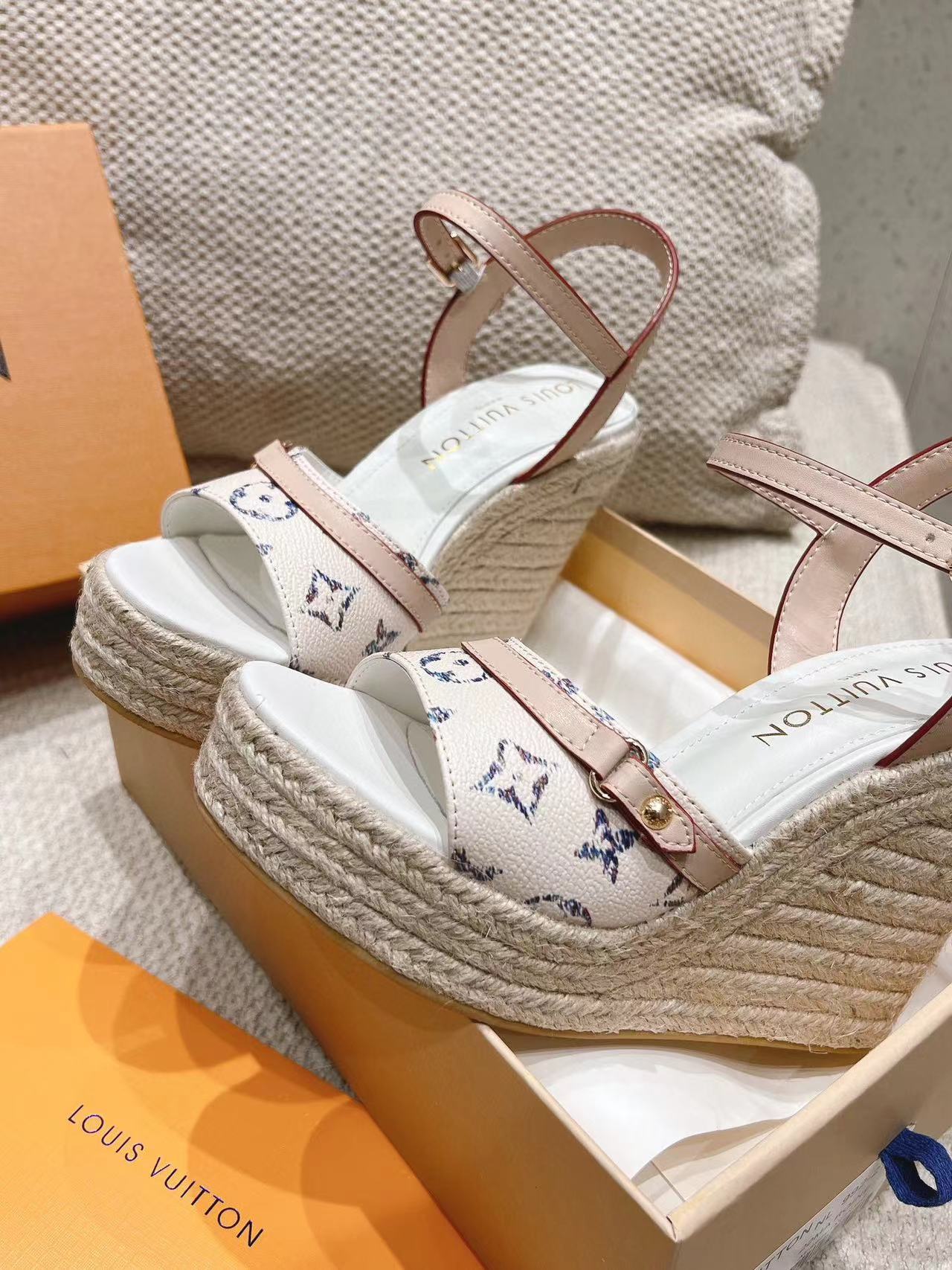 LV高品質ウェッジストローサンダル【50%割引+送料無料】