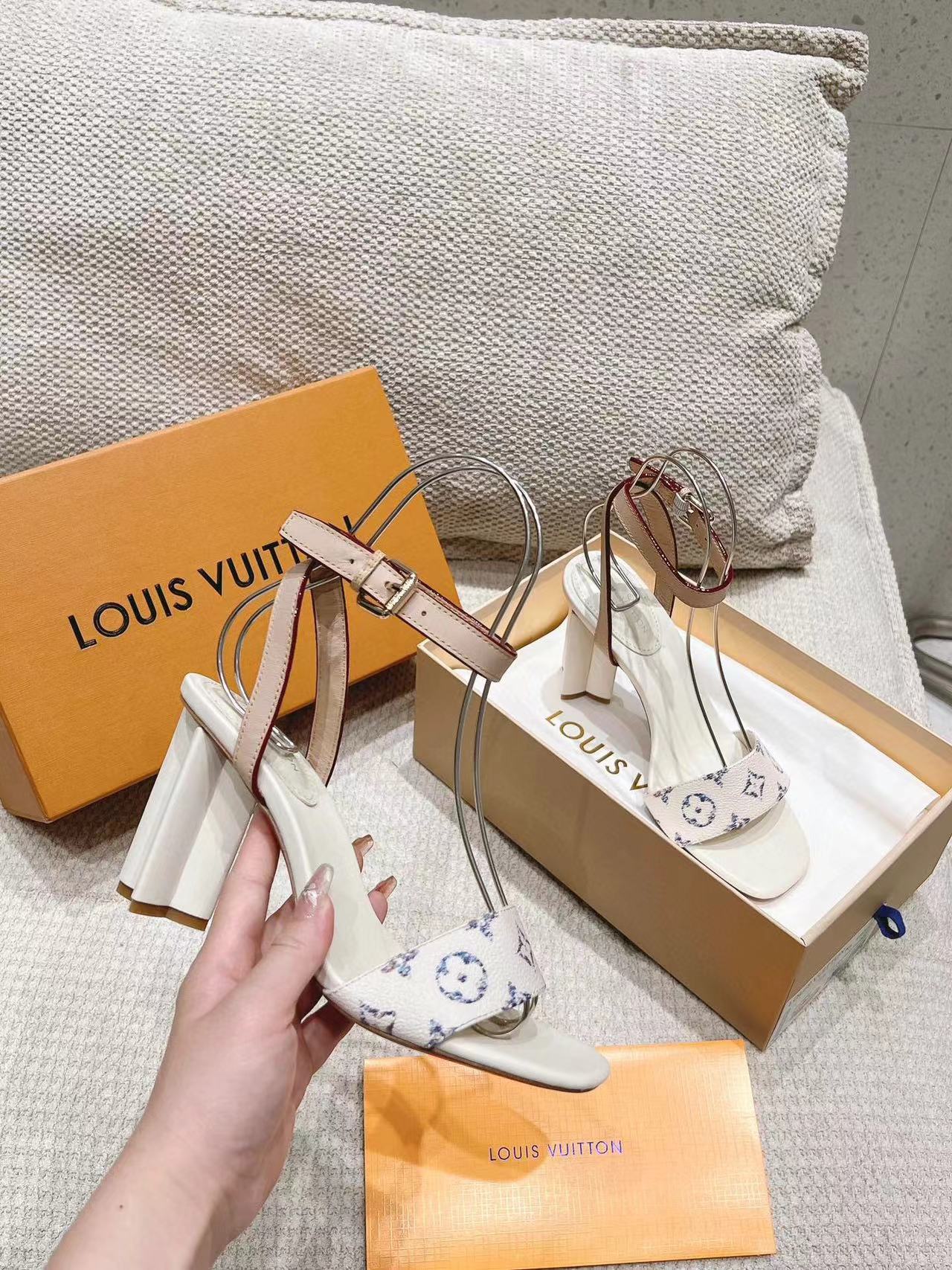 LV高品質レザーサンダル【50％割引+送料無料】