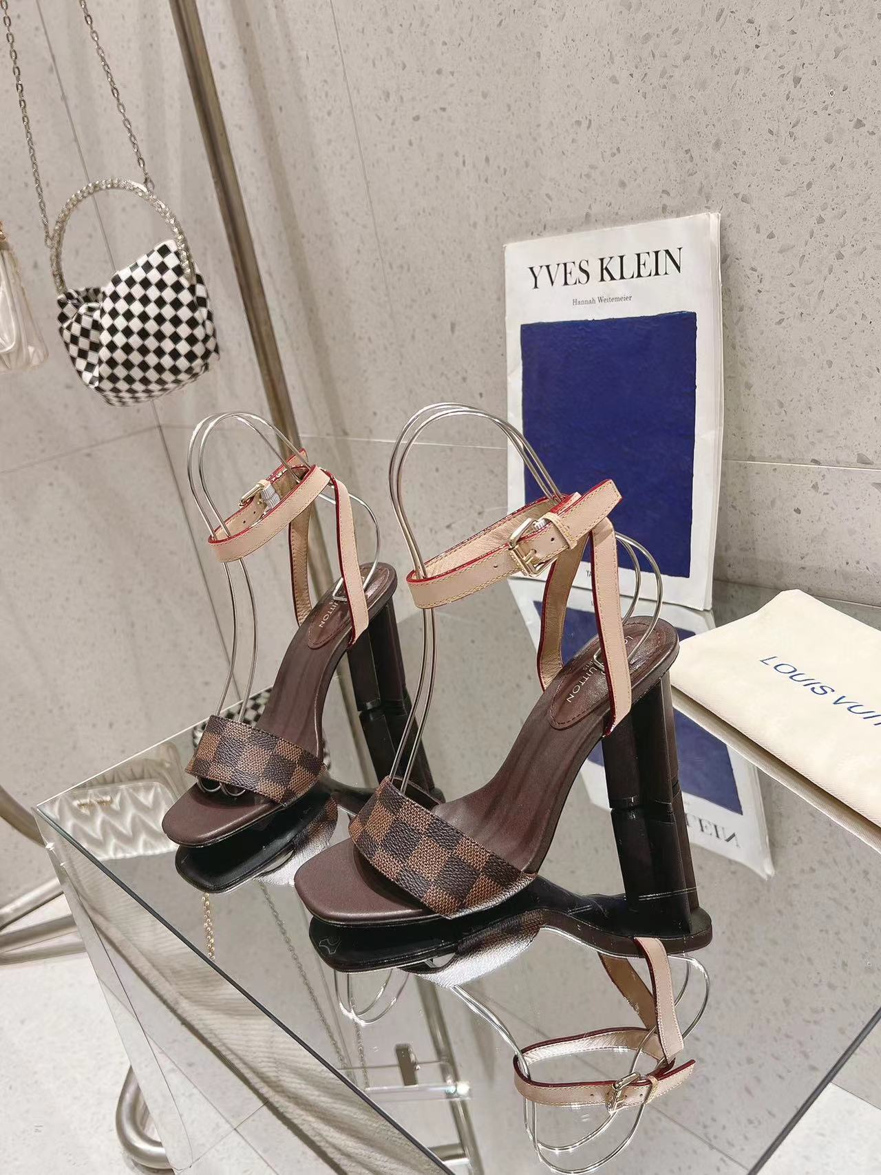 LV高品質レザーサンダル【50％割引+送料無料】