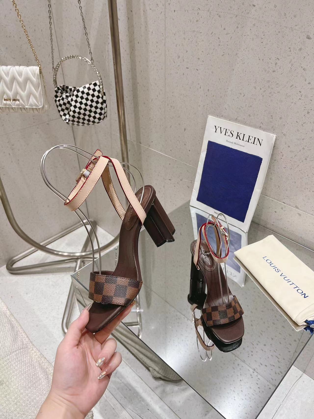 LV高品質レザーサンダル【50％割引+送料無料】