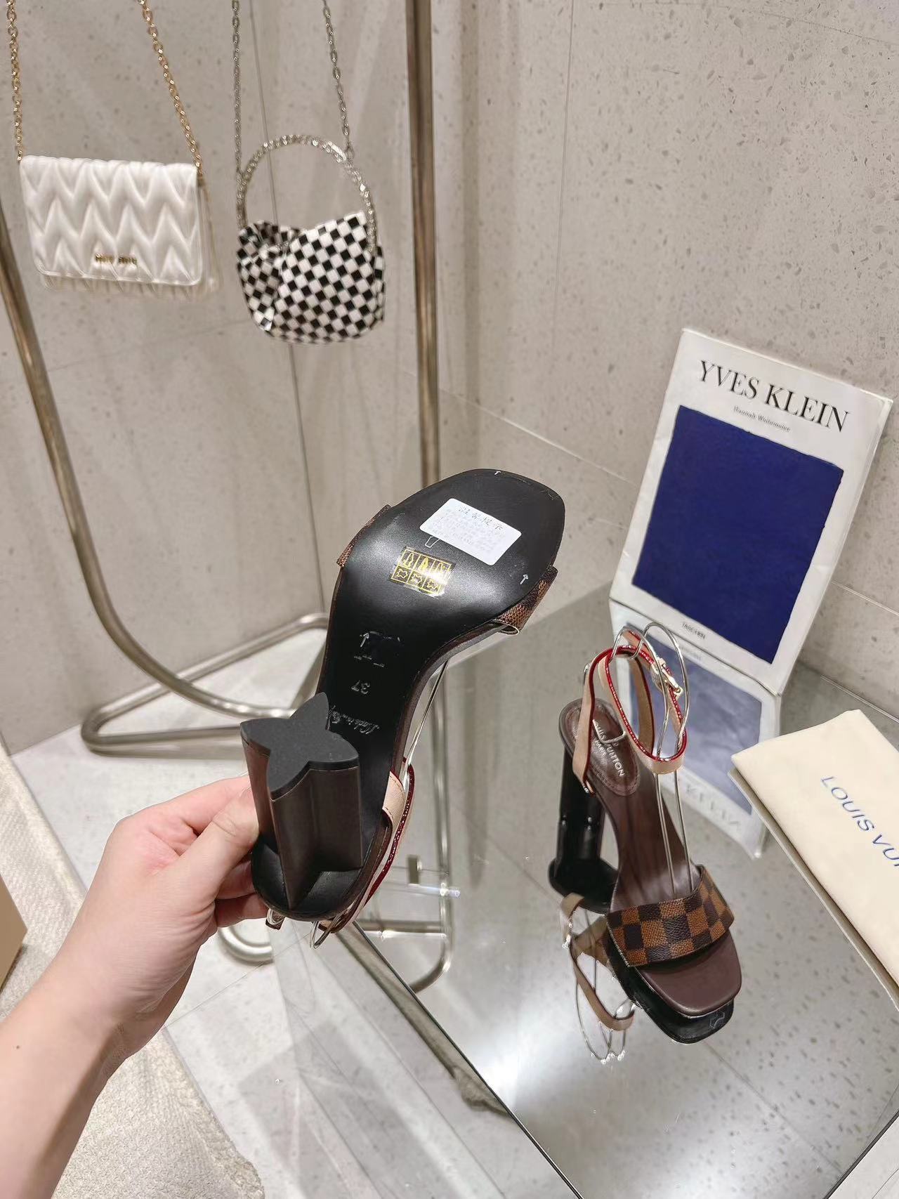 LV高品質レザーサンダル【50％割引+送料無料】