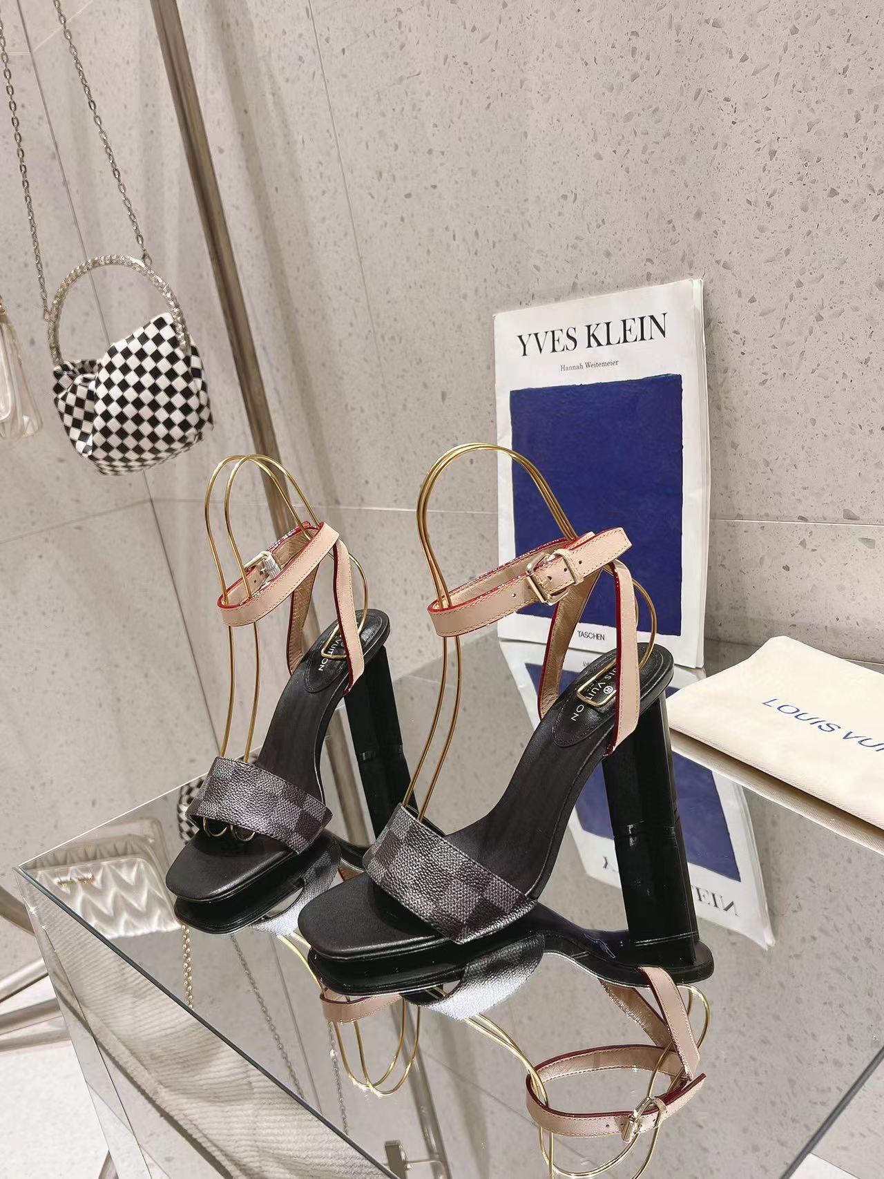 LV高品質レザーサンダル【50％割引+送料無料】