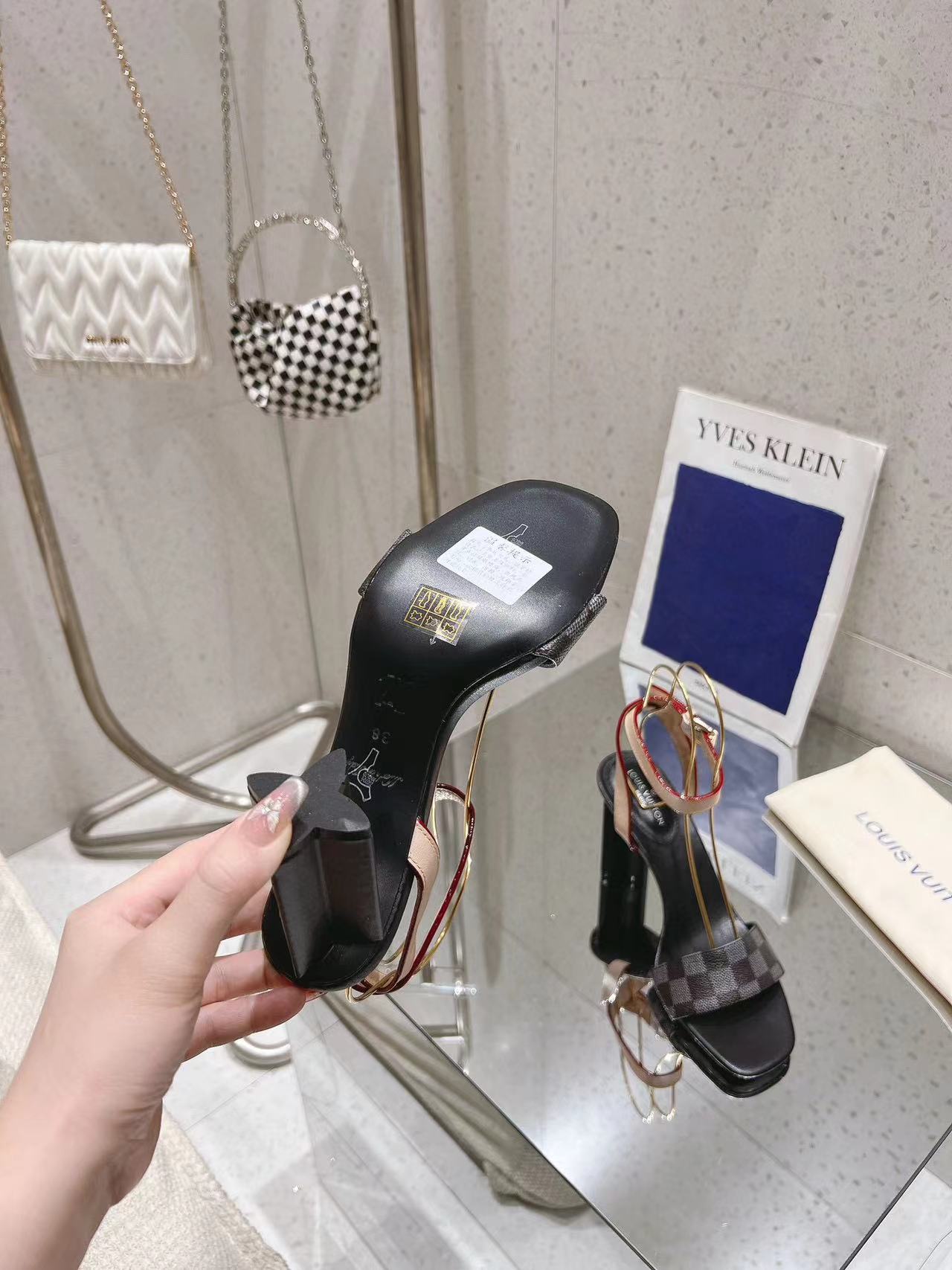 LV高品質レザーサンダル【50％割引+送料無料】