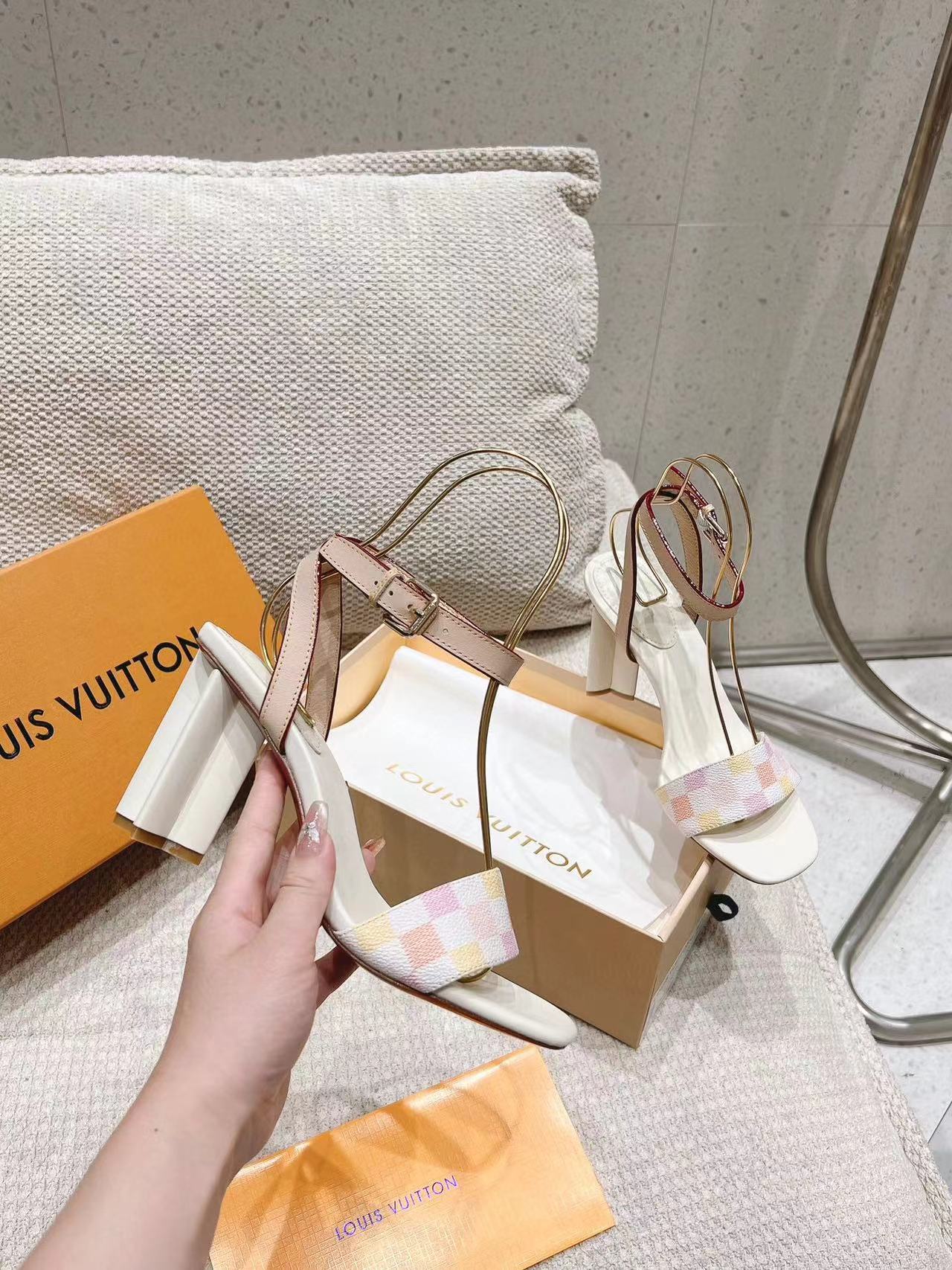 LV高品質レザーサンダル【50％割引+送料無料】