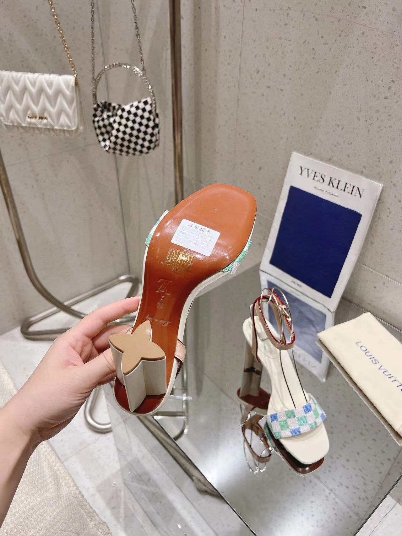 LV高品質レザーサンダル【50％割引+送料無料】