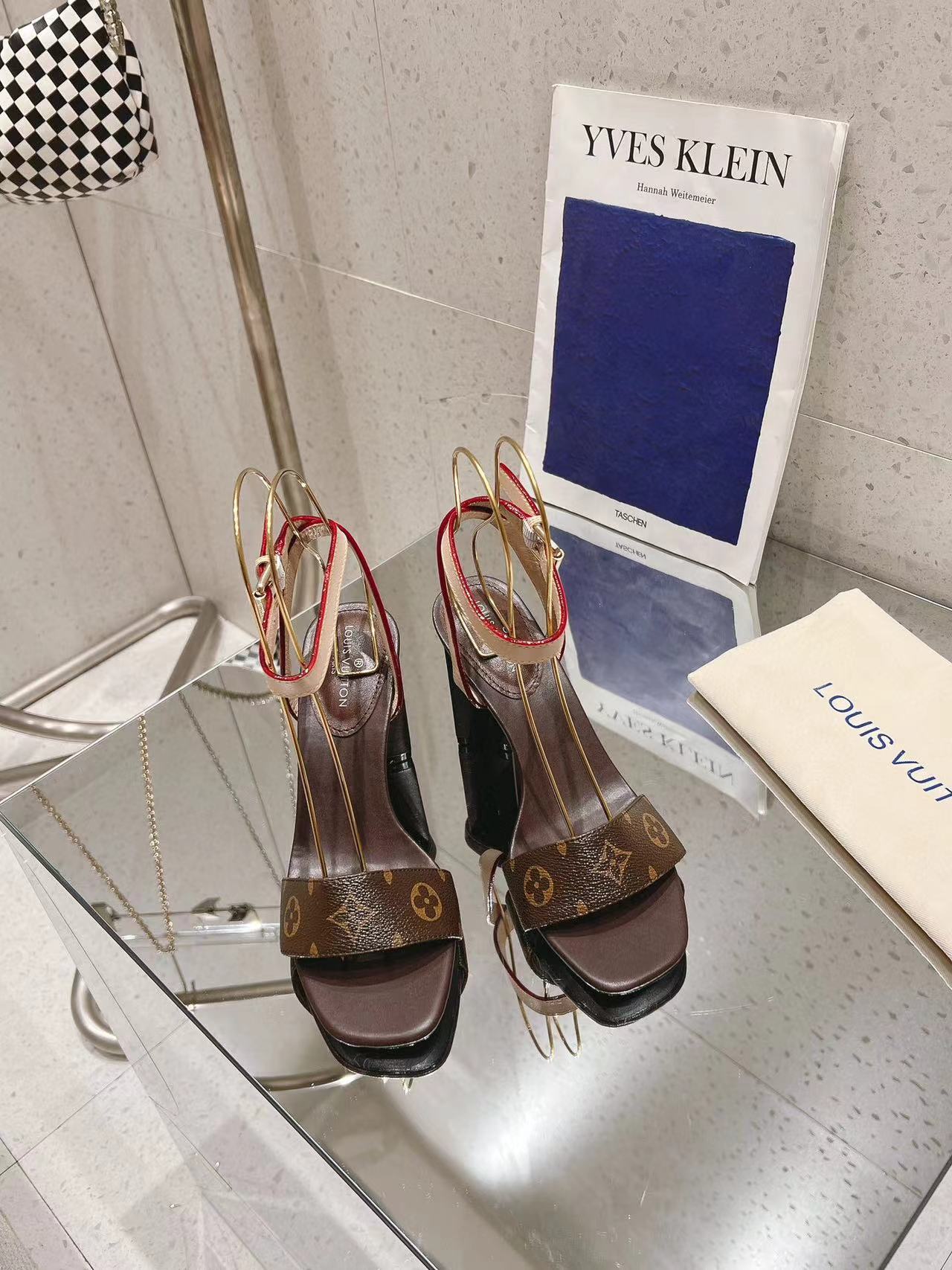 LV高品質レザーサンダル【50％割引+送料無料】