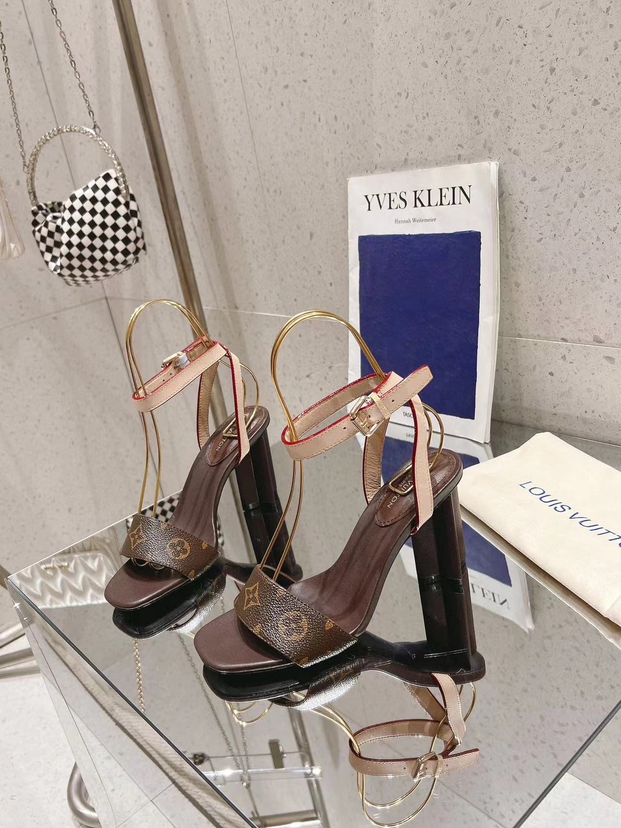 LV高品質レザーサンダル【50％割引+送料無料】