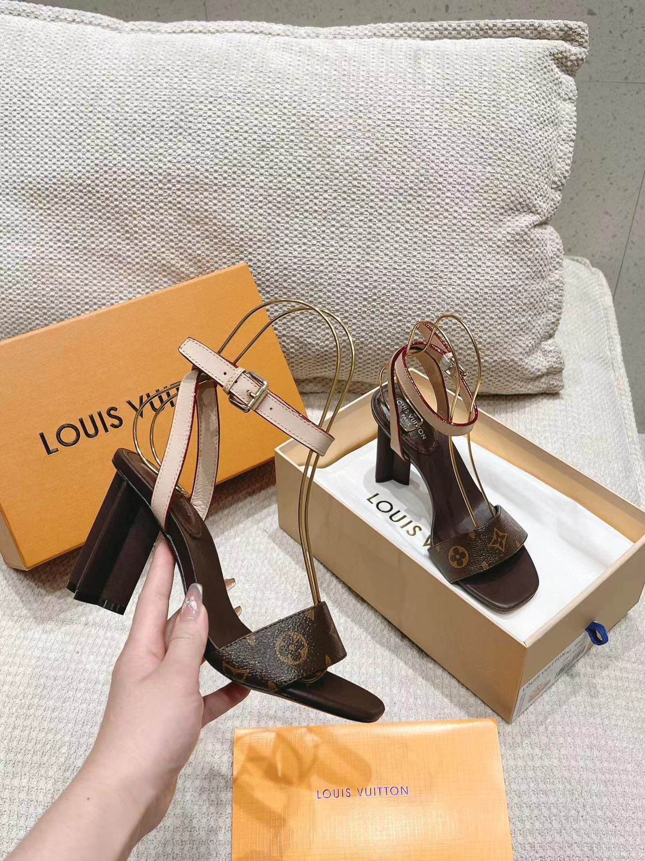 LV高品質レザーサンダル【50％割引+送料無料】