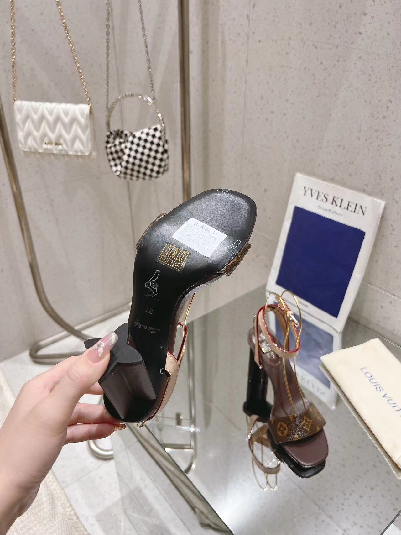 LV高品質レザーサンダル【50％割引+送料無料】