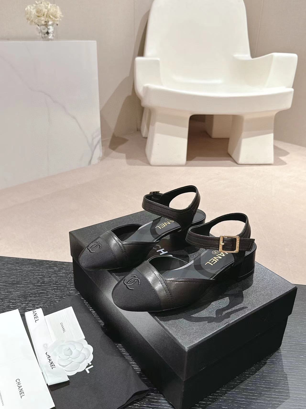 CHANE1 高品質ダブル C ロゴ ローヒール【50％割引+送料無料】