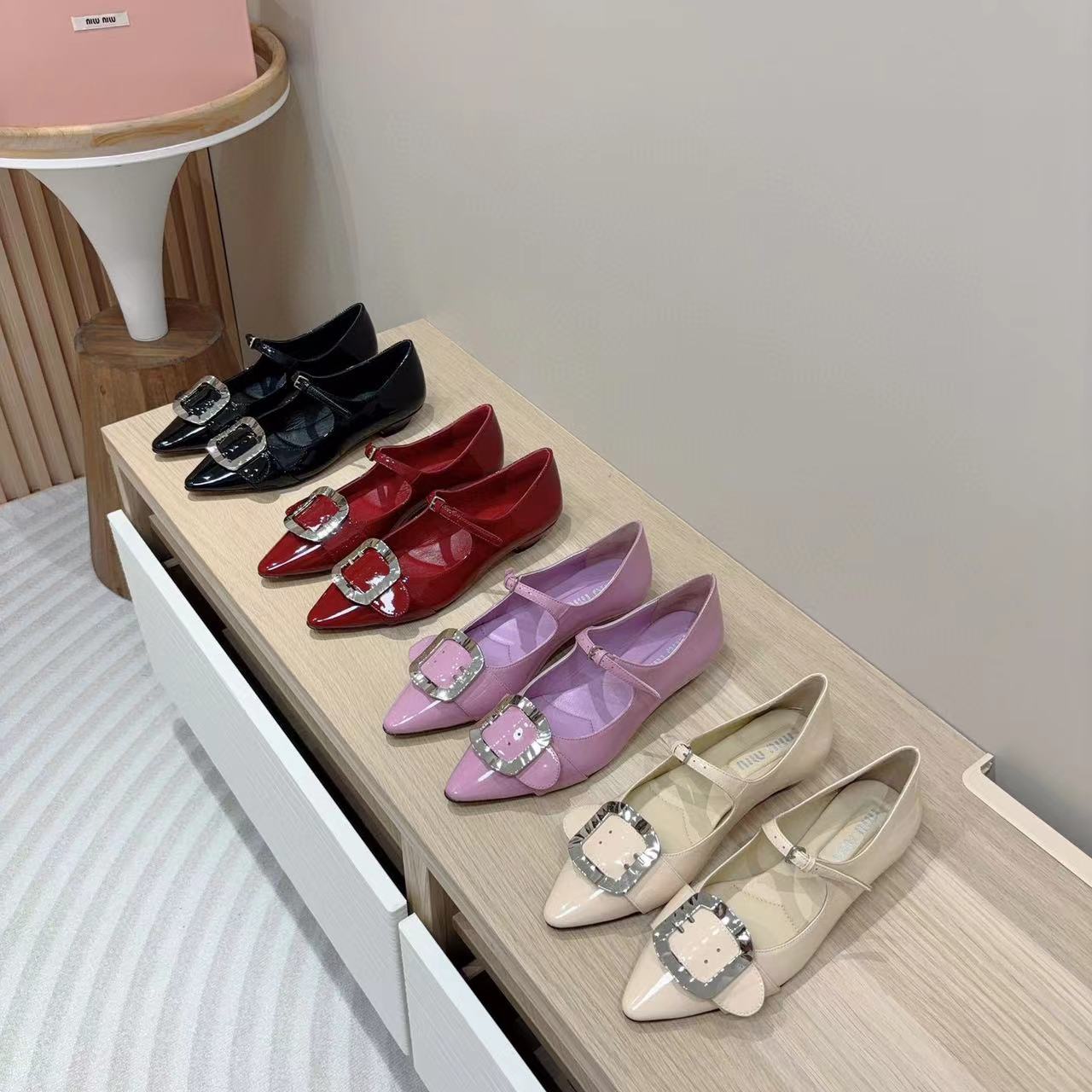 M1UM1U 高品質シルバーバックル メリージェーン ポインテッドトゥ フラット【50％割引+送料無料】