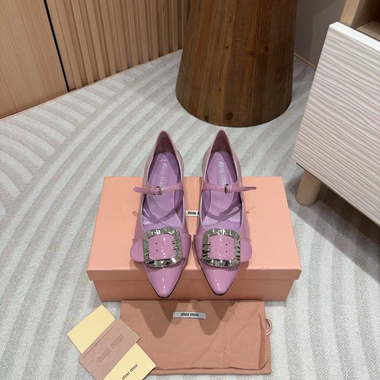 M1UM1U 高品質シルバーバックル メリージェーン ポインテッドトゥ フラット【50％割引+送料無料】