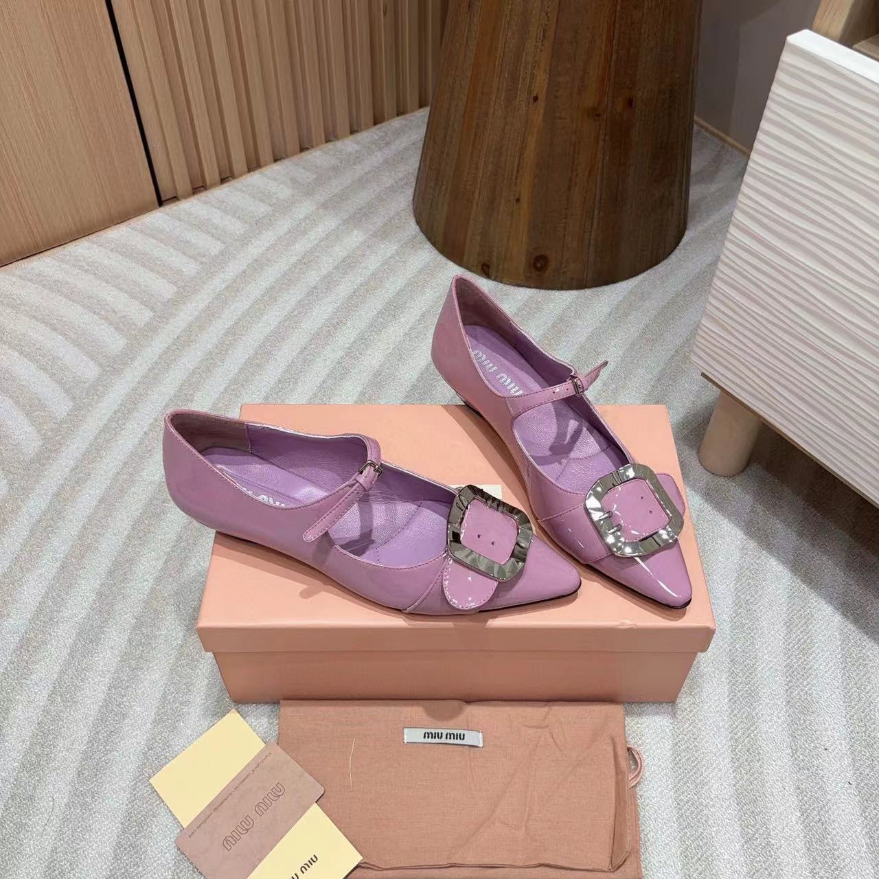 M1UM1U 高品質シルバーバックル メリージェーン ポインテッドトゥ フラット【50％割引+送料無料】