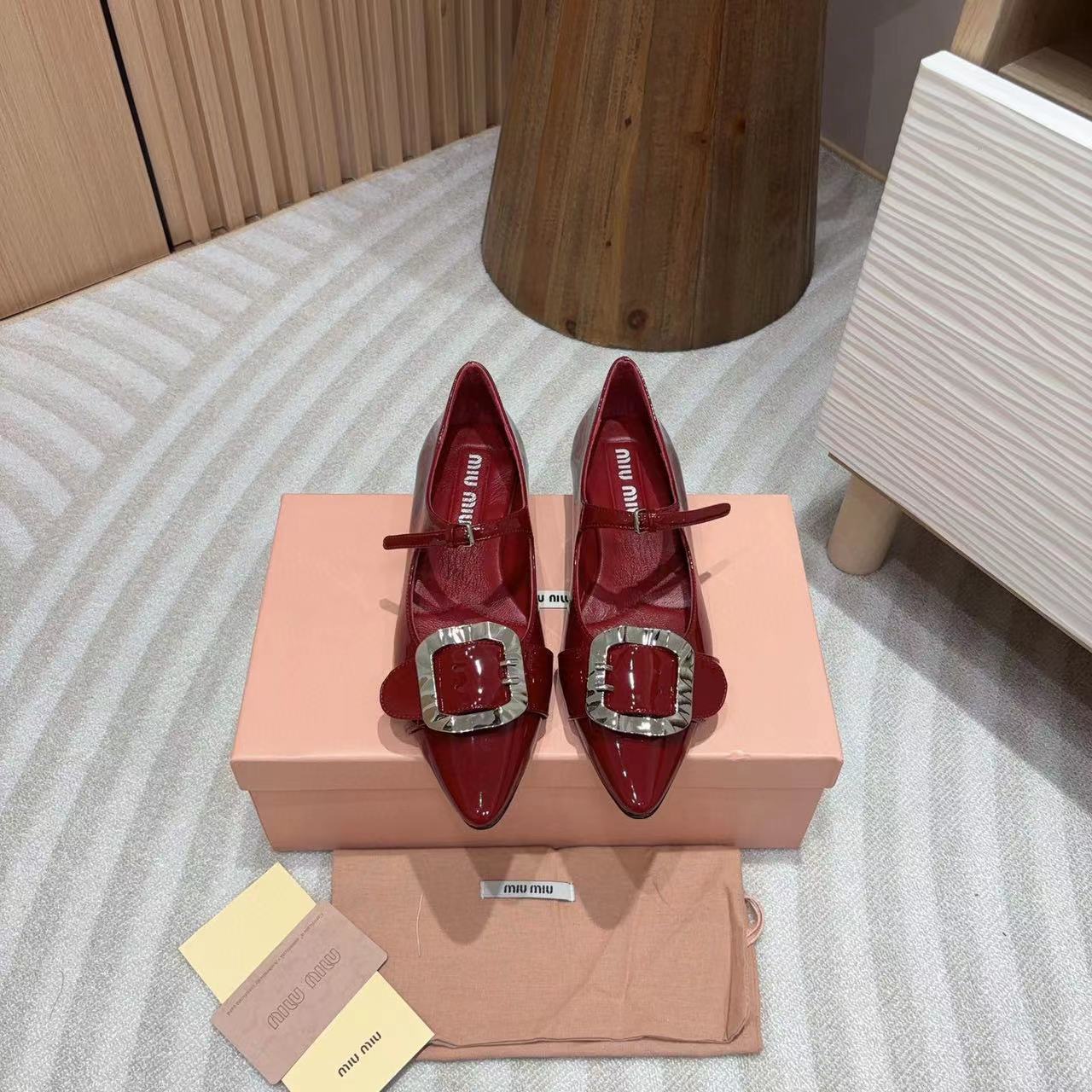 M1UM1U 高品質シルバーバックル メリージェーン ポインテッドトゥ フラット【50％割引+送料無料】