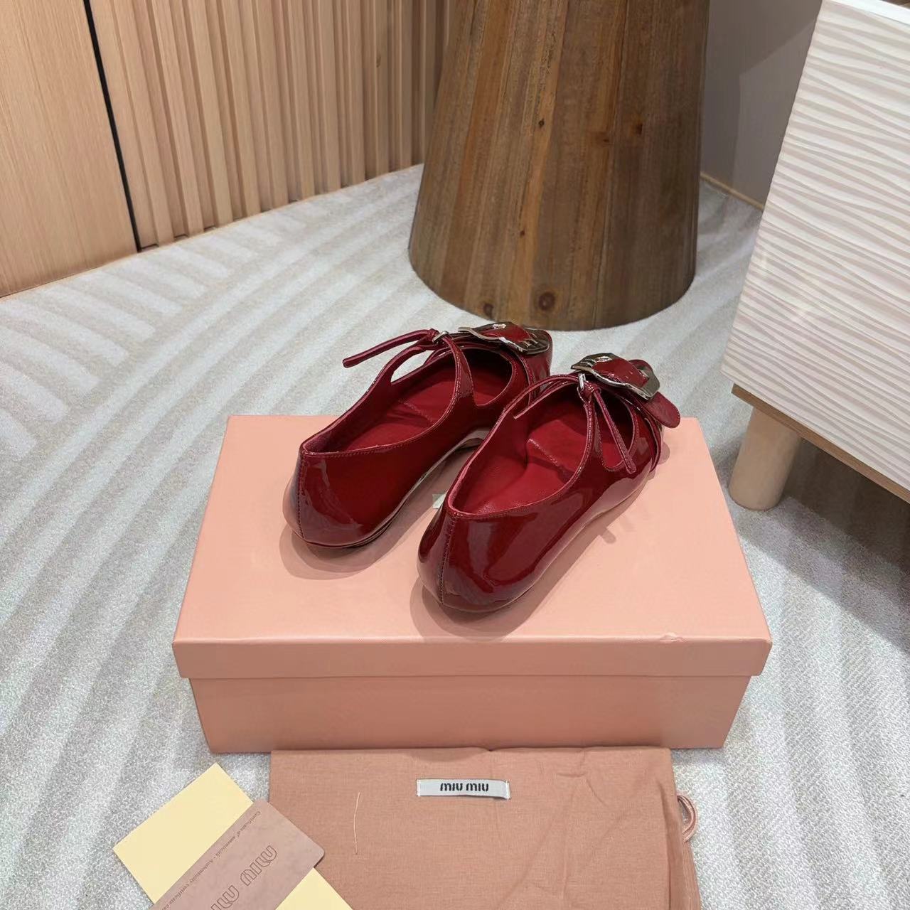 M1UM1U 高品質シルバーバックル メリージェーン ポインテッドトゥ フラット【50％割引+送料無料】