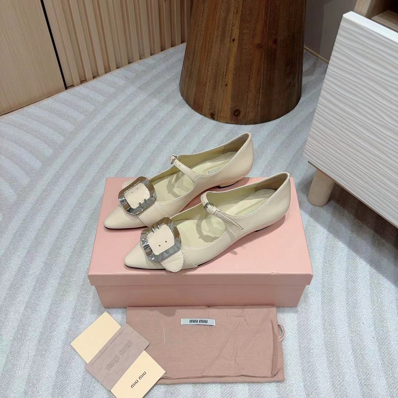 M1UM1U 高品質シルバーバックル メリージェーン ポインテッドトゥ フラット【50％割引+送料無料】