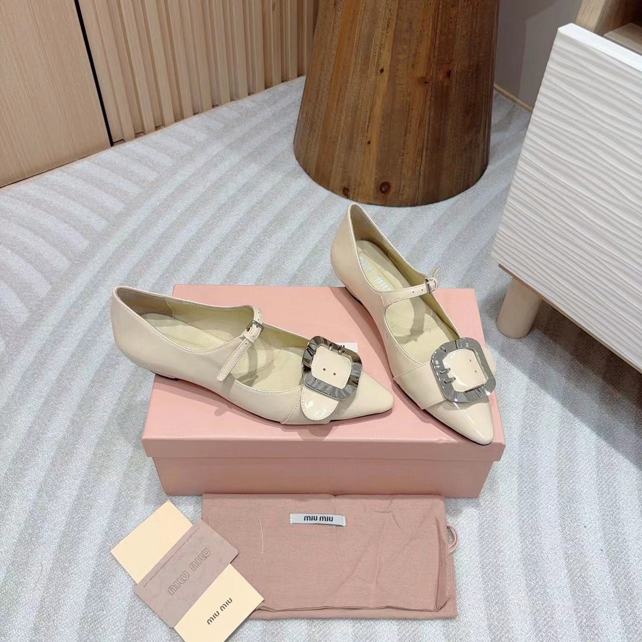 M1UM1U 高品質シルバーバックル メリージェーン ポインテッドトゥ フラット【50％割引+送料無料】