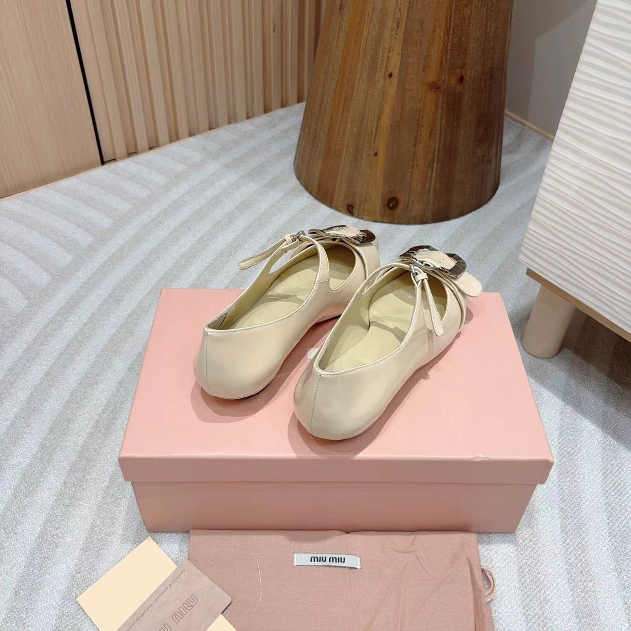 M1UM1U 高品質シルバーバックル メリージェーン ポインテッドトゥ フラット【50％割引+送料無料】