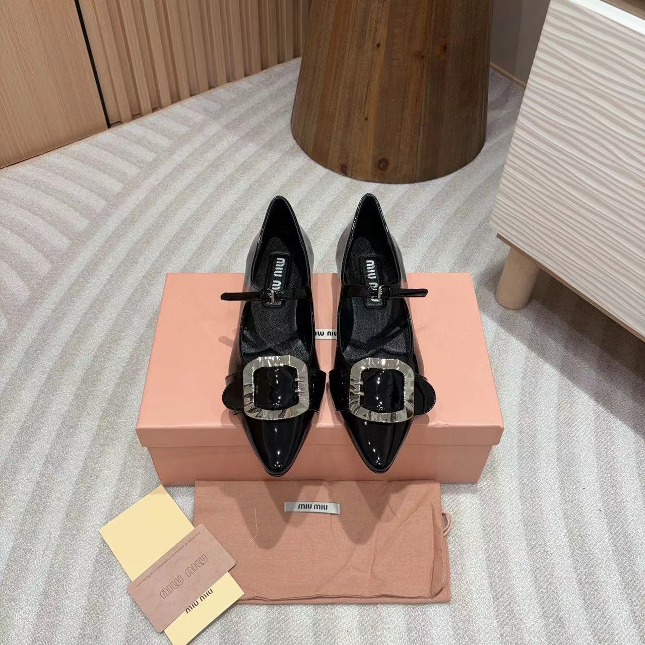 M1UM1U 高品質シルバーバックル メリージェーン ポインテッドトゥ フラット【50％割引+送料無料】