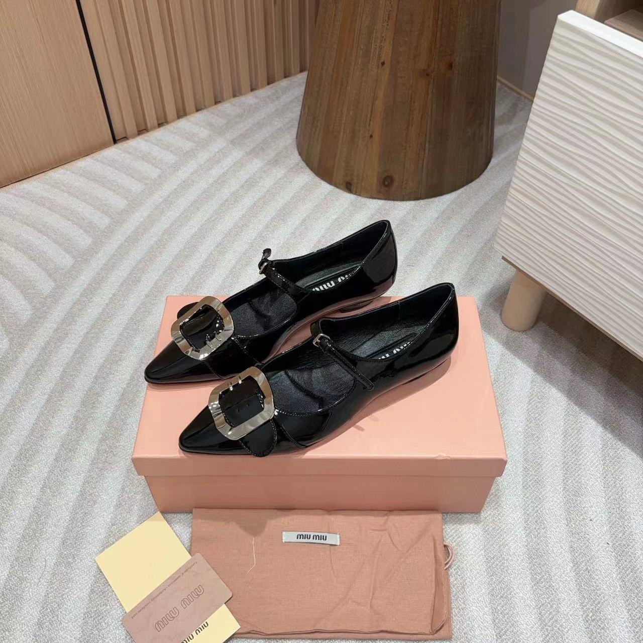 M1UM1U 高品質シルバーバックル メリージェーン ポインテッドトゥ フラット【50％割引+送料無料】