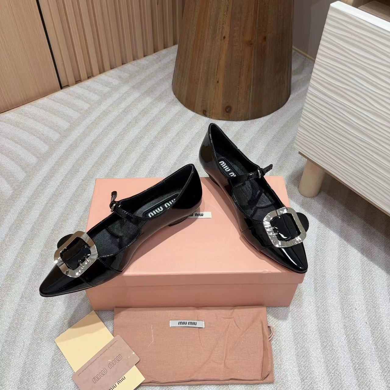 M1UM1U 高品質シルバーバックル メリージェーン ポインテッドトゥ フラット【50％割引+送料無料】