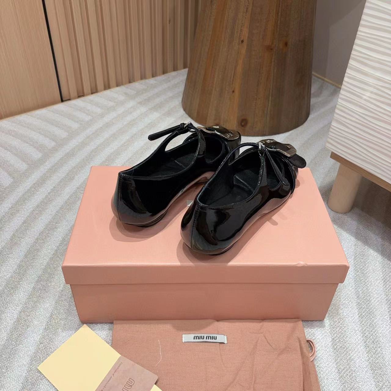 M1UM1U 高品質シルバーバックル メリージェーン ポインテッドトゥ フラット【50％割引+送料無料】