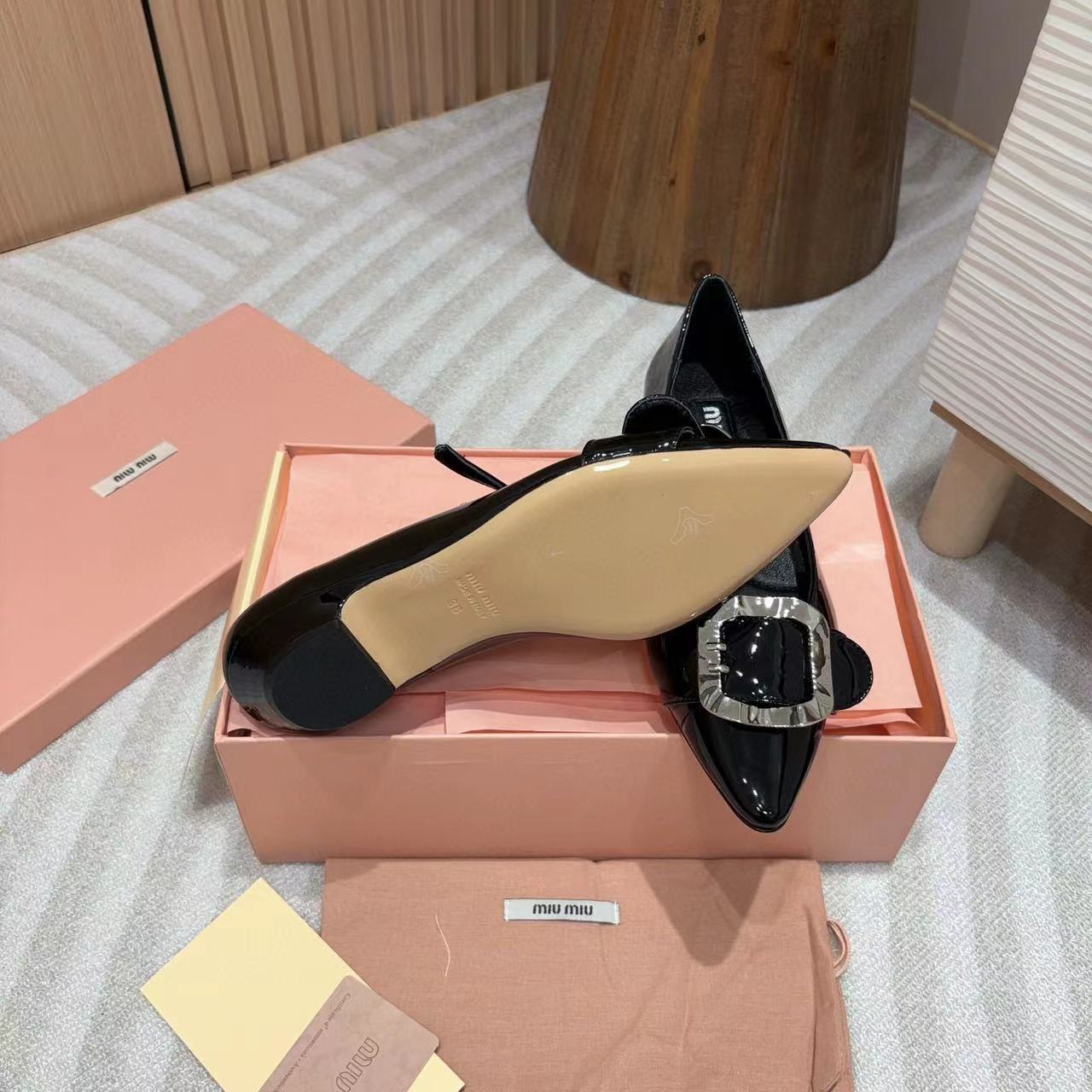 M1UM1U 高品質シルバーバックル メリージェーン ポインテッドトゥ フラット【50％割引+送料無料】