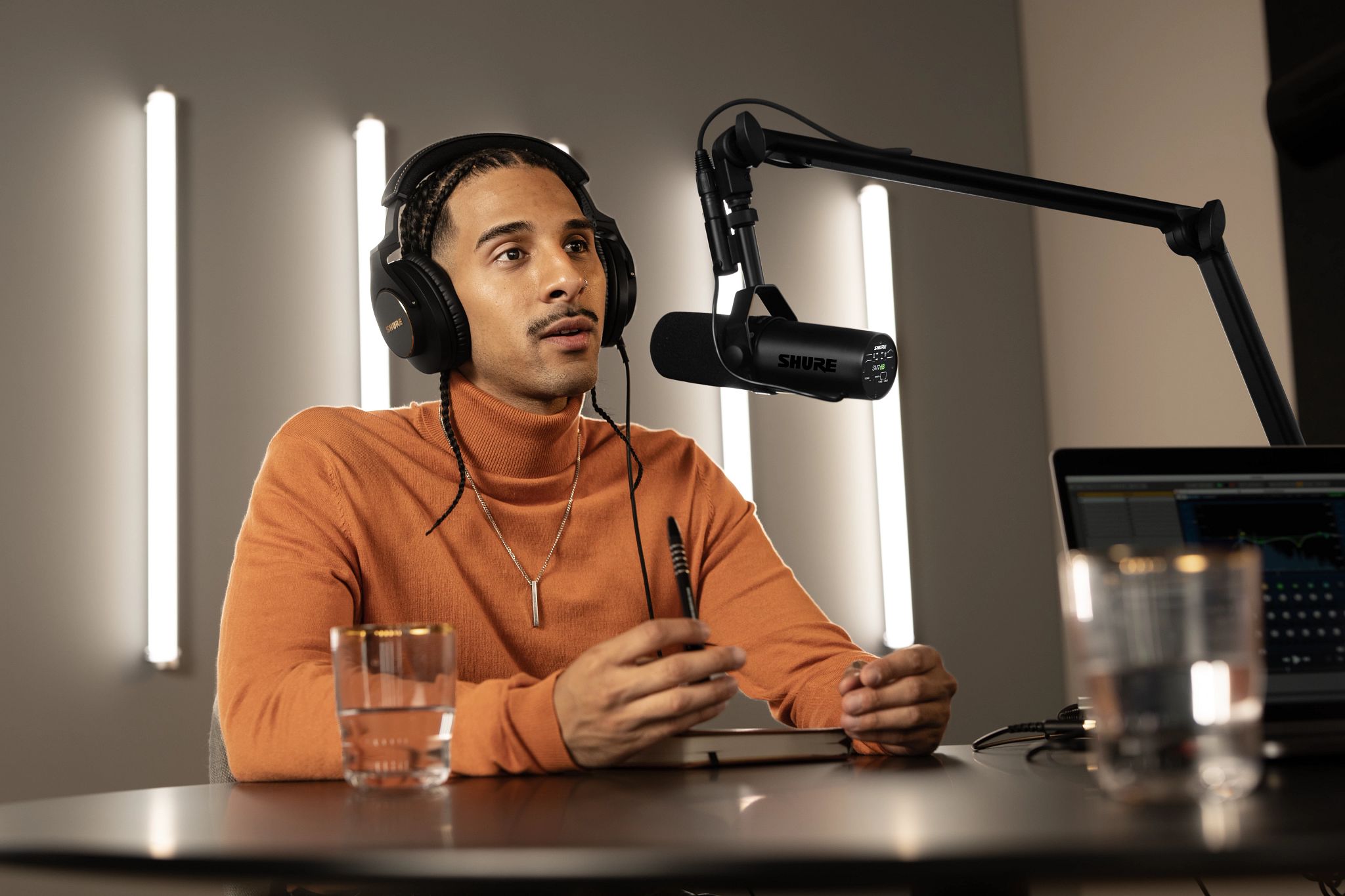 SM7dB Dynamic Vocal Microphone With Built-in Preamp + Gravity Microphone Arm Bundle